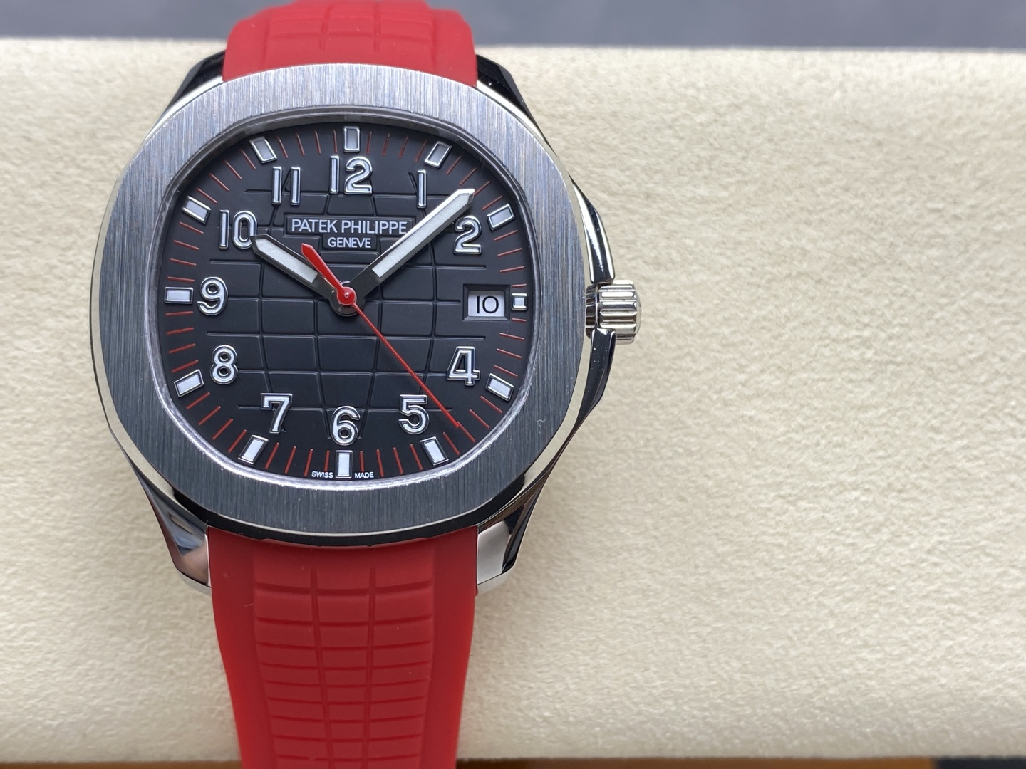 NO:157566,White light, rose, diamond, new buckle, GR factory launches 38.8mm Patek Philippe Grenade AQUANAUT series mechanical watch, 5167A/5168G/5167R series watch - exclusively developed and customized Patek Philippe PATEK PHILIPPE. Imported and modified 324SC movement, upgraded and improved the shortcomings of the market version, and the movement function savings last for about 55 hours. The quality is extremely stable. The product uses the bold design of the grenade shape to show the dynamic and fashionable charm of the wrist timepiece, and also demonstrates the men's yearning for the distance, without losing the elegance and exquisiteness, highlighting the temperament of Patek Philippe sports watches. [Case]  1. The case still retains a round octagonal appearance, made of 904 stainless steel, polished and polished to make it look more exquisite and gorgeous design style, the material is sturdy and durable, with a diameter of 38.8mm and a thickness of 8.9mm. 2. The flat part is consistent with the genuine product, the sides are frosted, and the flat part of the bezel is decorated with vertical satin patterns. While ensuring a beautiful color, it also takes into account the wear resistance. 3. The case and lugs are formed in one piece, with smooth lines and fitting the wrist. 4. The crown is also made of stainless steel. The screw-in design ensures the waterproof performance of the watch, and the anti-slip texture style design ensures that the watch can be accurately calibrated, ensuring that each watch is 100% waterproof test. [Watch strap/buckle]  The tape is made of natural 