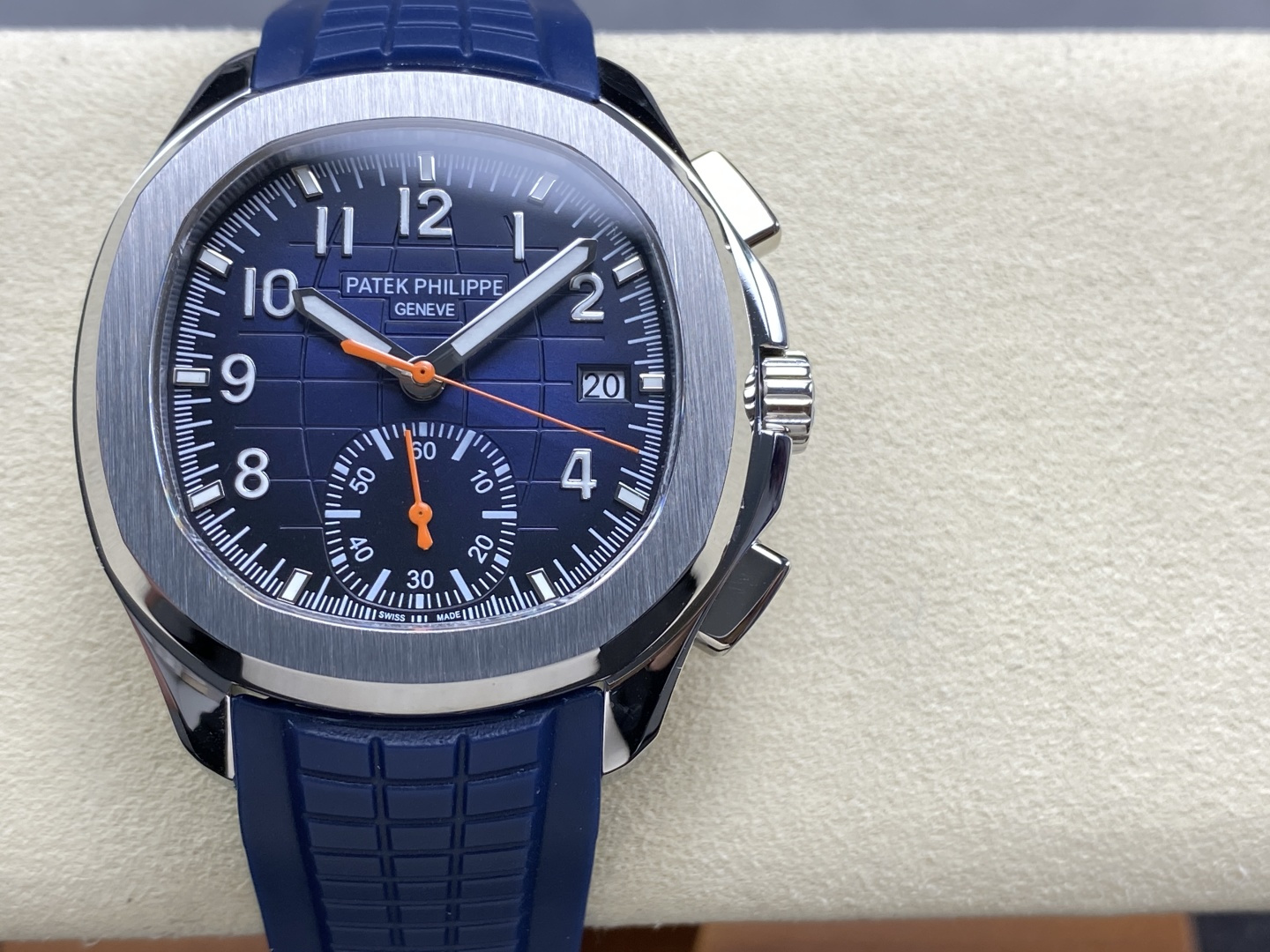 NO:714886,PP Patek Philippe Aquanaut series, grenade chronograph series, watch model 5968A-001 integrated movement, PP mm stainless steel case, chronograph hands, outer edge rail scale accurate to a quarter of a second, 60-minute cumulative timer  The case is made of stainless steel and is matched with a rubber strap, which is full of fashionable and sunny sports atmosphere. The case adopts the classic outline of a rounded octagonal bezel. The bezel is more delicate and refined after chamfering and polishing. The front is polished and the side frosted lugs are slightly curved, showing a natural curvature, making the watch fit better on the wearer's wrist. Thickness 13mm, the thinnest natural anti-sensitive rubber strap on the market. Recommended for men's multifunctional mechanical watches.  Carefully create ultra-realistic photo shoots for you, patek philippe19860909PP百达翡丽 Aquanaut系列,手雷计时系列 腕表型号5968A-001一体机芯 PP 毫米不锈钢表壳 计时指针、精确至四分之一秒的外缘轨道式刻度、60 分钟累积计时器 以不锈钢材质的外壳,橡胶表带相搭,充满了时尚、阳光的运动气息,表壳采用了圆润的八角形表圈的经典轮廓,表圈经过倒角抛光处理之后更细腻精致,正面抛光,侧边磨砂处理的表耳略微弯曲,呈现出自然的弧度,将腕表更贴合于佩戴者腕间. 厚度13mm 市面最薄 天然防敏感橡胶表带 精致推荐男士多功能机械腕表 为你精心打造超真实实物图拍摄,,patek philippe,Watch