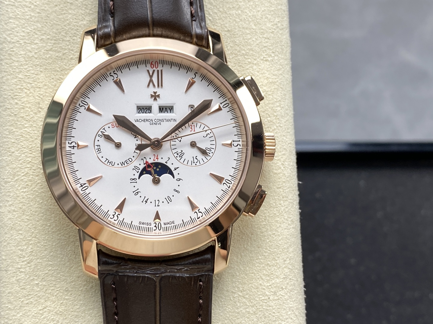 NO:725833,TW produced white shell gold shell TW Factory Taiwan factory masterpiece, VC Vacheron Constantin  The new V2 upgraded version of the VJ3, the highest version in the market, Jiangshi Heritage Series 5000T/000P_B Perpetual Calendar Multi-Function Watch, 1 is equipped with the same movement as the genuine product, the balance wheel is exactly the same as the genuine product, and all functions can be used normally. 2 The four corner curvature of the case has been improved, the color curvature of the dial is more consistent, the 12 scales are polished more delicately, and the whole is closer to the counter!  3. Paired with Italian cowhide, it makes the wrist more fit and comfortable!  The Vacheron Constantin Heritage Series produced by the TW factory incorporates the most unique DNA of Vacheron Constantin. It is a symbol of Vacheron Constantin's ultimate elegance and fully embodies the purest tradition of the fine watchmaking industry!  Suitable for various business occasions, simple and refined yet elegant!  TW's exquisite replica, please appreciate it!  Luxurious and exquisite recommended men's multi-functional mechanical watch. The best luxury recommendation for gift giving, please look for TW's exclusive quality, vacheron, cowhide19860909TW 出品 白壳 金壳  TW Factory 台湾厂力作,VC 江诗丹顿 全新V2升级版VJ3市场最高版本江诗传袭系列5000T/000P_B万年历多功能腕表,1搭载与正品一致机芯,摆轮与正品完全一致,所有功能均可正常使用.2对表壳的四个角弧度进行改善,表盘颜色弧度更契合,12个刻度打磨更细腻,整体更贴近专柜！3搭配意大利牛皮让手腕更贴合舒适！TW工厂出品的江诗.丹顿传袭系列融汇了江诗.丹顿最独特的DNA,是江诗丹顿极致优雅的象征,充分体现了高级制表业最纯粹的传统！适合各种商务场合,简敛精致不失优雅！TW精品复刻,敬请品鉴！奢华精致推荐男士多功能机械腕表 送礼最佳奢华推荐请认准TW独家品质,,vacheron,cowhide,Watch