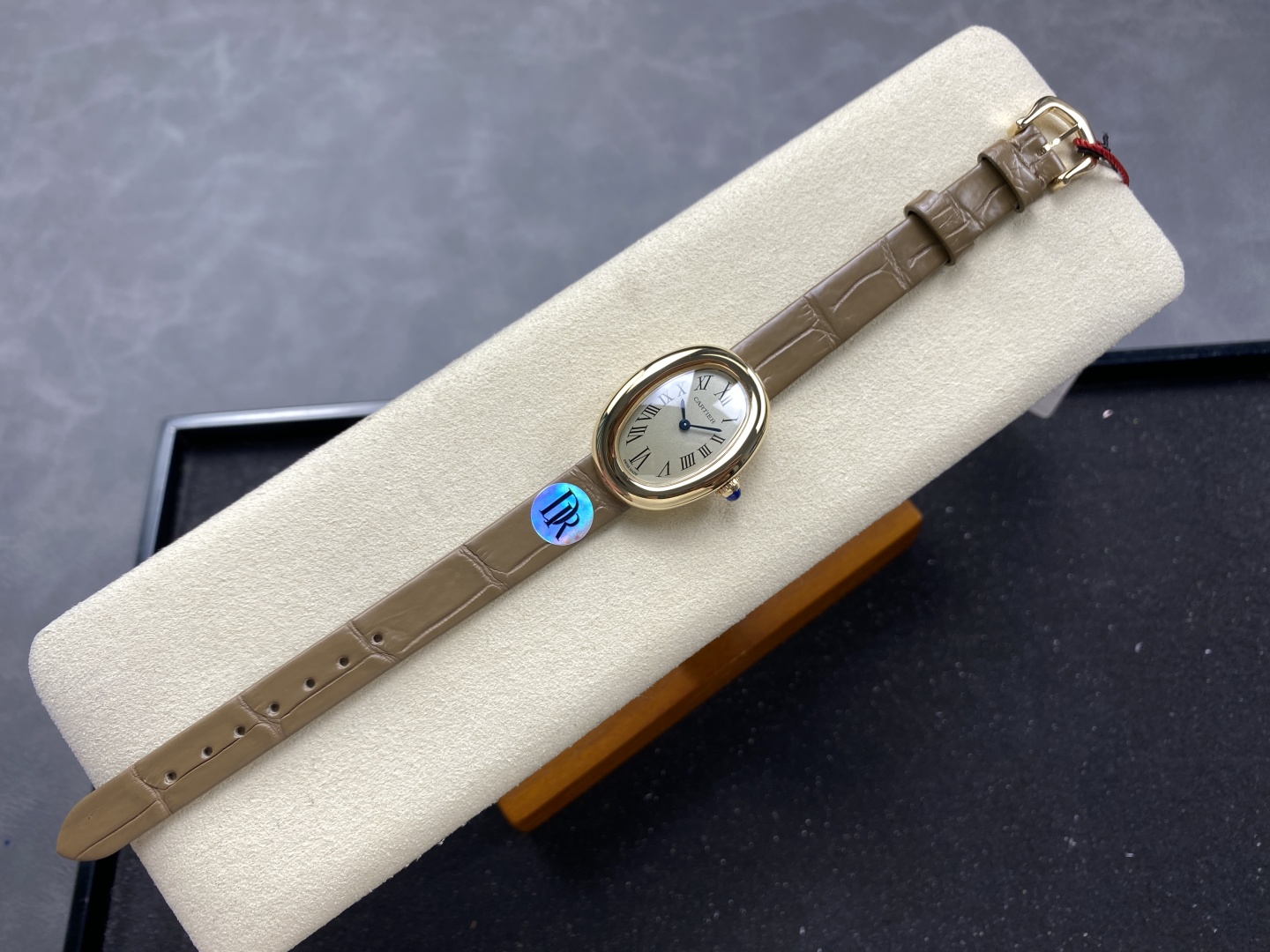 Cartier Baignoire Gold Watch with Sapphire Cabochon and Leather Strap 5 cmp i1745345340186 9238 0 3