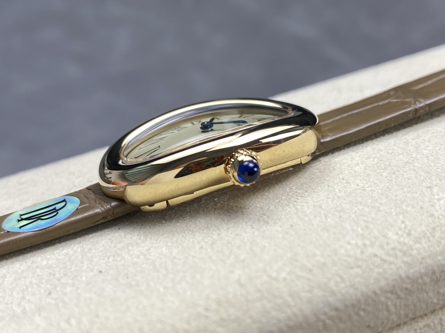 Cartier Baignoire Gold Watch with Sapphire Cabochon and Leather Strap 7 cmp i1745345340187 7304 0 5