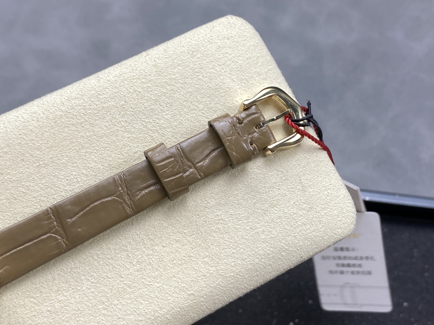 Cartier Baignoire Gold Watch with Sapphire Cabochon and Leather Strap 9 cmp i1745345359881 5271 0 7