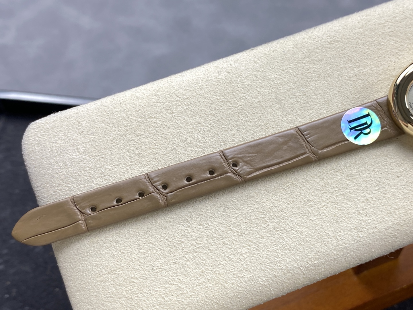 Cartier Baignoire Gold Watch with Sapphire Cabochon and Leather Strap 10 cmp i1745345359881 9958 0 8