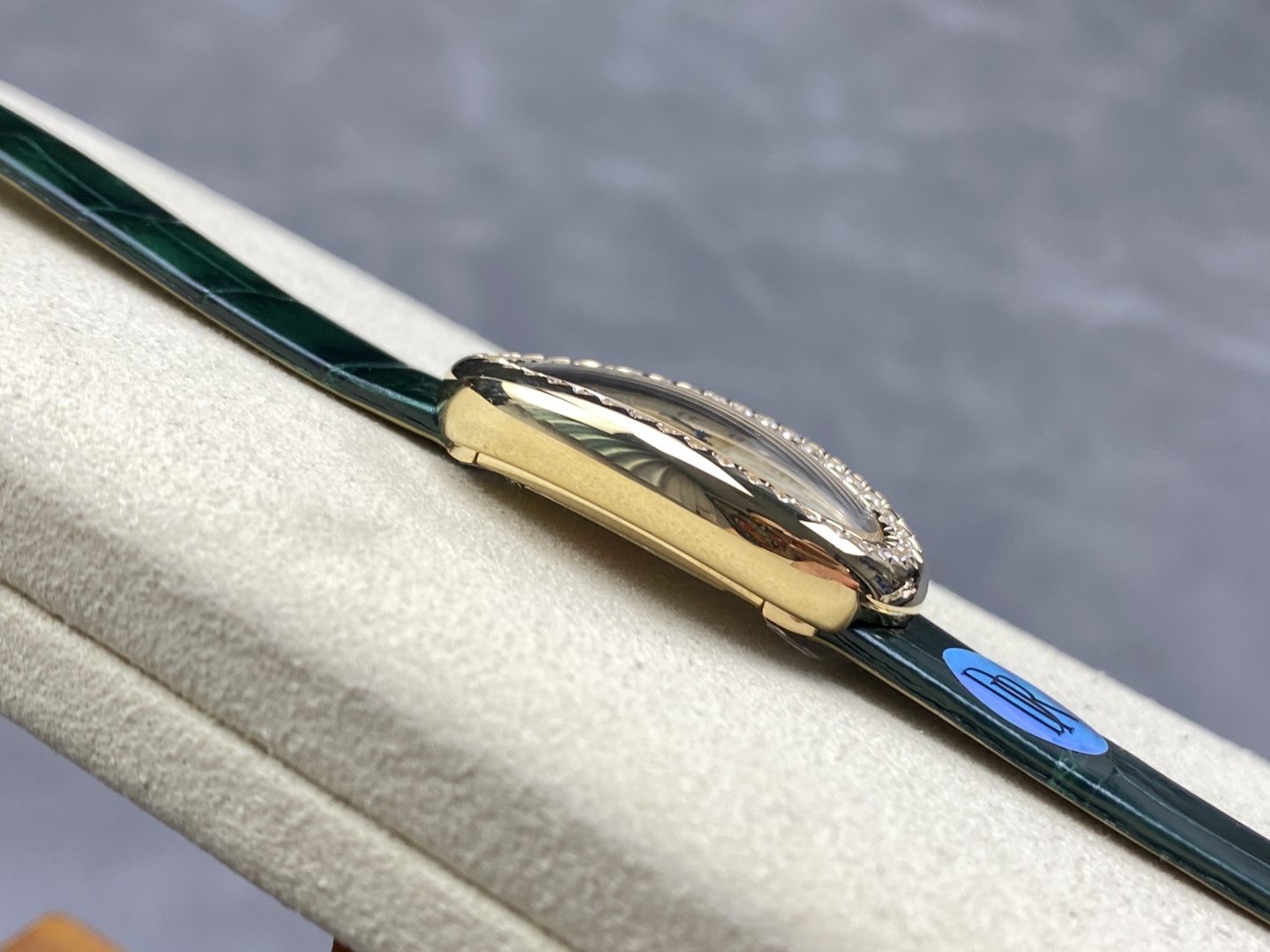 Cartier Baignoire Ladies Watch Gold Case Diamond Bezel Green Alligator Strap 5 cmp i1745345525541 326 0 4