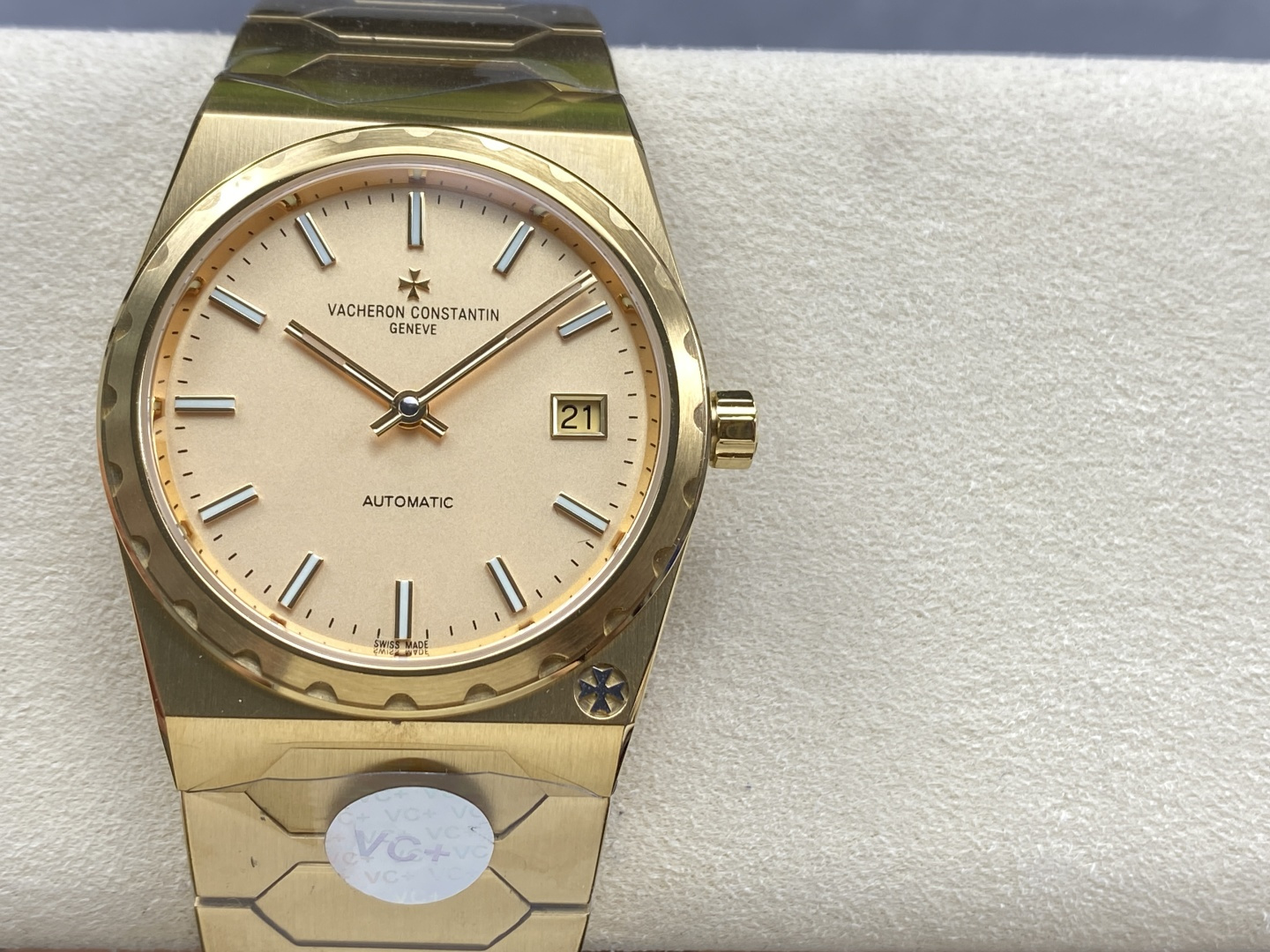 NO:715046,VC+ Factory Vacheron Constantin's historical masterpiece series of iconic luxury sports watches to commemorate the 222nd anniversary of the brand. The case size is 37MM  The movement is modified to Vacheron Constantin's self-produced /2 movement. The components from the plywood to the steel wheel are all decorated with precision, and the automatic rotor is plated with 22k gold and engraved with 222 fonts. The strap uses an integrated hexagonal central link to make the entire watch more angular, without losing the timeless and elegant beauty.,vacheron,gold19860909VC+工厂 江诗丹顿 历史名作 系列标志性豪华运动型腕表以纪念品牌成立222周年. 表壳尺寸37MM X8MM酒桶形采用三部分结构让整体并不显小,凹槽大齿轮表圈搭配5点钟位置的马耳他十字标志尽显其尊贵气息 表盘金色.玫瑰金.拉丝银及拉丝灰搭配金属拉丝附有夜光涂层的条形时标及棒状指针,保留最经典的二针 机芯改江诗丹顿自产/2机芯.从夹板到钢轮等部件均精工装饰,自动摆坨更是镀有22k黄金并篆刻222字体 表带采用一体式六边型中央链节让整表更显棱角分明,同时又不失隽永优雅的美感,,vacheron,gold,Watch