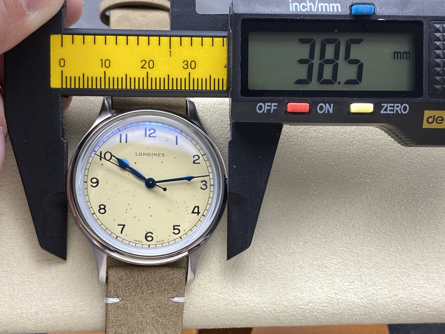 NO:394487,VC+ Factory Longines Replica Series 'Little Freckles' retro style [Case] ​​38.5mm stainless steel shell body is copied one by one, striving for excellence, and restoring the experience closest to the original for watch friends. [Technical Breakthrough] Exclusively purchase the original mold opening 1.  The original consistent baking blue craft is adopted, and the needle exudes a charming cornflower blue color, full and round, which is a more authentic baking blue craft. 2. The high-difficulty box-type craft sapphire glass is also coated internally to improve transparency. Under the sunlight, it will still leave arc-shaped interlaced light and shadow on the dial. 3. The belt is exquisite in details, using the same original oil wax leather. It is also equipped with military green nylon belt, which can be switched at will between leisure and toughness. The secret of the retro model is to extract the temperament and charm of the antique watch, and use modern technology to produce it to the current use environment, and it is to bring this temperament and charm to the watch friends.,, longines19860909VC+ Factory 浪琴 复刻系列 “小雀斑”复古风格【表壳】38.5毫米精钢壳身一比一复制原装,精益求精,为广大表友还原最接近原装的体验.【技术突破】独家购入原装开模 1. 采用了原装一致的烤蓝工艺,表针散发出迷人的矢车菊蓝色,饱满圆润,是更原汁原味的烤蓝工艺.2.高难度盒型工艺蓝宝石玻璃,同时进行了内部镀膜,提高通透度,在阳光的照射下,依旧会在表盘上留下弧形的交错光影.3.皮带细节考究,采用原装同款油蜡皮.同时配备了军绿色尼龙带,在休闲与硬朗间随心切换.复古款的奥秘在于把古董表的气质和神韵提炼出来,并利用现代的技术生产,适合当下的使用环境,而正是把这种气质和神韵带给广大表友.,,longines,Watch