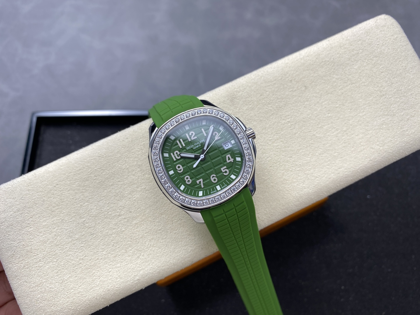 GR 百达翡丽 石英手雷 38mm Aquanaut Luce,意大利语“光”,经过重新演绎的现代休闲时尚风格的造型,采用抛光和拉砂CNC雕刻的圆形八角形美感表壳,拥有优雅的气质。点亮它边框的48颗钻石,在精钢与缎面的装饰下搭配一体成型集合复合表带,达其独特魅力!搭配以瑞士原装石英机芯与浮雕图案字面更是Aquanaut的经典延伸,融合了现代休闲时尚与优雅,哑光珍珠涂层与同色系表带相得益彰。5267-200A 钢配 010永恒的马特白/ 001经典的优雅黑/ 011大胆的卡其绿,搭配38mm的全新尺寸更完美贴合手型,独家定制原最新折叠式表扣配以四枚独立锁扣固定。认准细节品质!