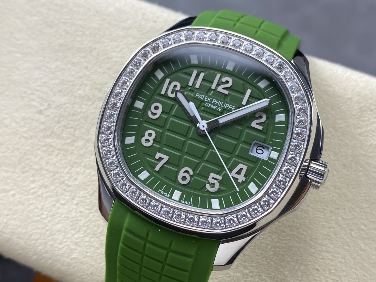 GR 百达翡丽 石英手雷 38mm Aquanaut Luce,意大利语“光”,经过重新演绎的现代休闲时尚风格的造型,采用抛光和拉砂CNC雕刻的圆形八角形美感表壳,拥有优雅的气质。点亮它边框的48颗钻石,在精钢与缎面的装饰下搭配一体成型集合复合表带,达其独特魅力!搭配以瑞士原装石英机芯与浮雕图案字面更是Aquanaut的经典延伸,融合了现代休闲时尚与优雅,哑光珍珠涂层与同色系表带相得益彰。5267-200A 钢配 010永恒的马特白/ 001经典的优雅黑/ 011大胆的卡其绿,搭配38mm的全新尺寸更完美贴合手型,独家定制原最新折叠式表扣配以四枚独立锁扣固定。认准细节品质!