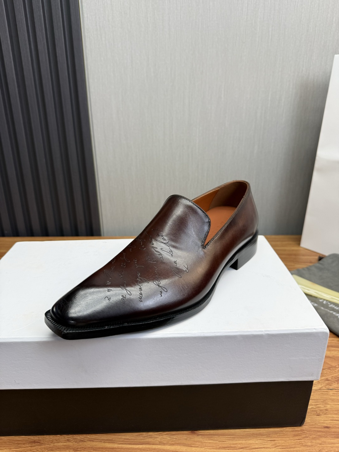 NO:830903,Berlut*. New men's hand-rubbed formal leather shoes. High-end boutique. Selection of high-quality imported calfskin upper. Hand-rubbed process effect. Semi-Goodyear cold bonding process. Simple and elegant. Genuine leather outsole embossed with ancient texts, showing the leather texture. Exquisite leather horizontal strap decoration of the same material. More handmade features. Dyed calfskin lining. Leather-rubber combination outsole has excellent anti-slip effect. Original customized packaging for sale  Standard leather shoe sizes 39~44# (customized at 38.45),,cowhide,leather soles19860909Berlut* 布鲁提.新款男士手工擦色正装皮鞋 高端精品 甄选优质进口小牛皮鞋面 手工擦色工艺处理效果 半固特异冷粘工艺 古朴大气 古文压花真皮大底,将皮料质感展现得淋漓精致同材质皮革横带装饰 更显手工特色内里本染小牛皮 真皮橡胶组合大底防滑效果极好 原版定制包装发售 标准皮鞋码数39～44#（38.45定做）,,cowhide,Leather soles,Men's shoes