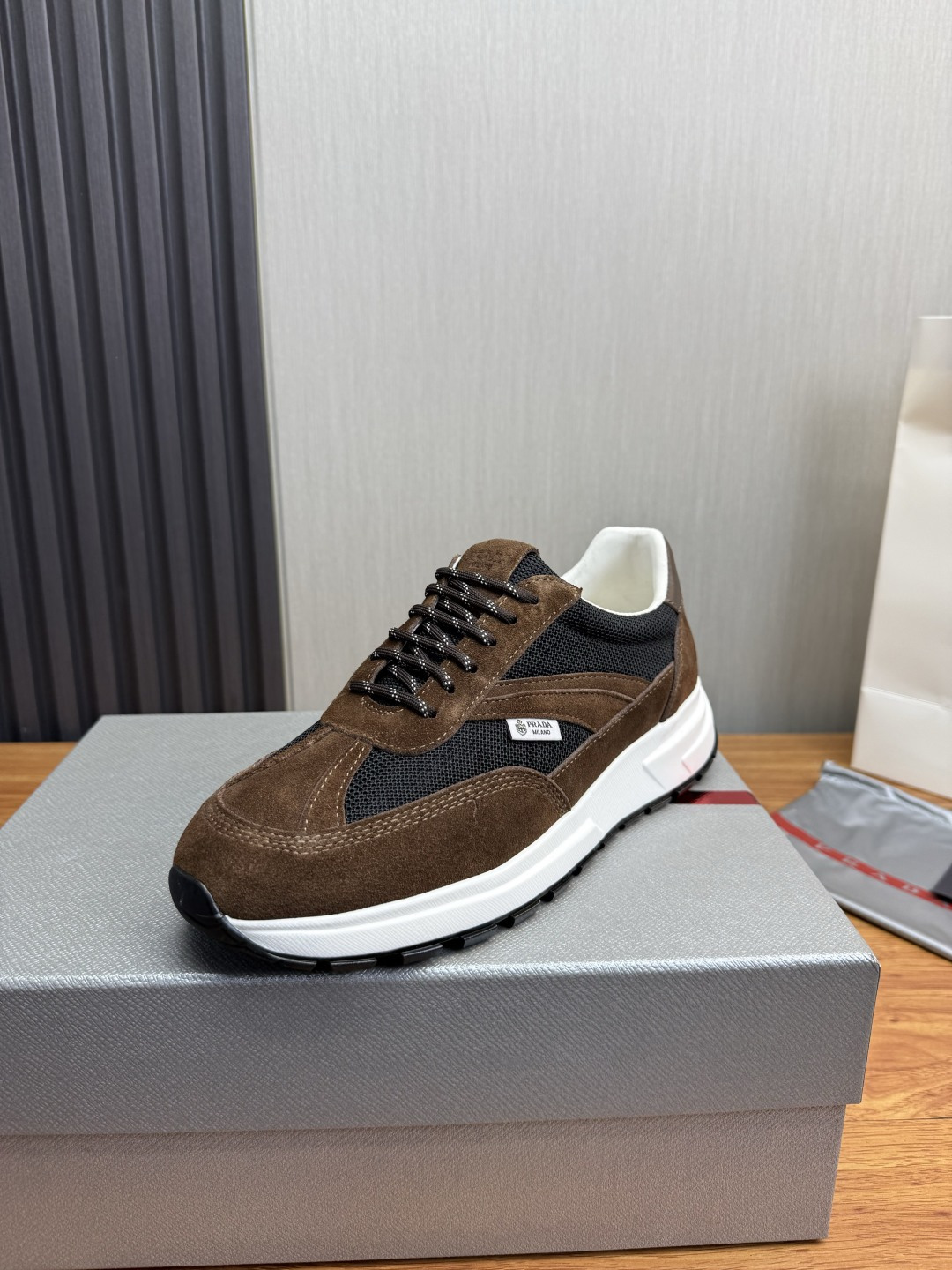 NO:830909,[PRAD*Prada] Popular men's shoes in the counter, official website 1:1 production, imported cowhide fabric stitching, cowhide lining, original factory special sole, 38-45 (45 customized, non-returnable),, prada, prada, cowhide19860909【PRAD*普拉达】专柜爆款男鞋,官网1:1制作,进口牛皮面料拼接,牛皮内里 原厂特供原版底,38-45（45订做不退换）,,prada,prada,cowhide,Men's shoes
