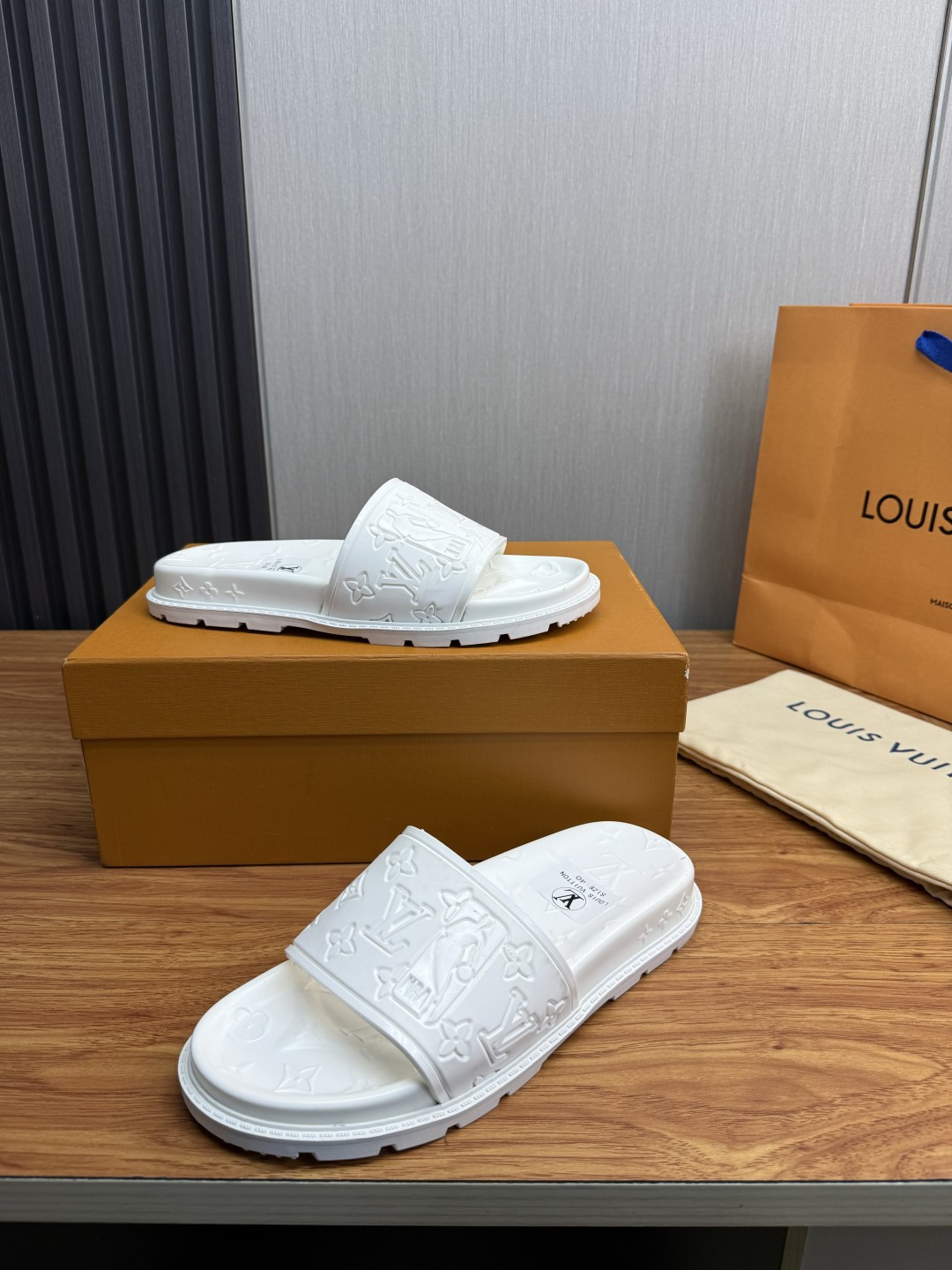 LV Style Men's Shoes style reference detail image 4 from source 780925