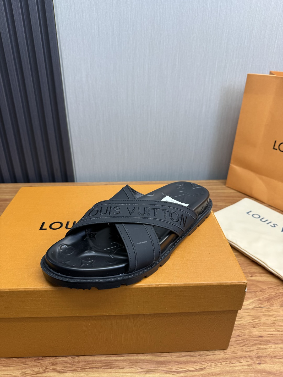 LV Style Men's Shoes style reference detail image 4 from source 780919