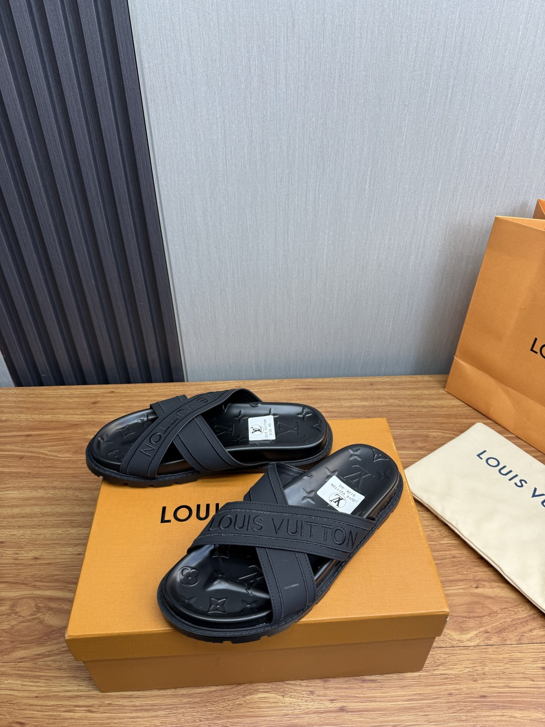 LV Style Men's Shoes style reference detail image 3 from source 780919