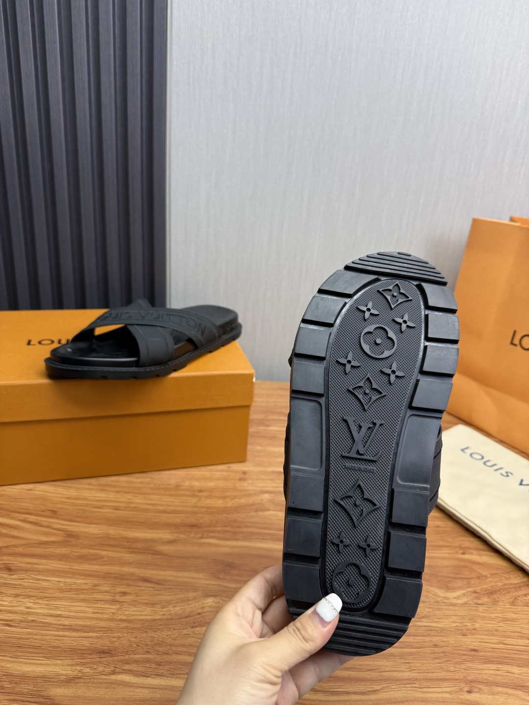 LV Style Men's Shoes style reference detail image 9 from source 780919