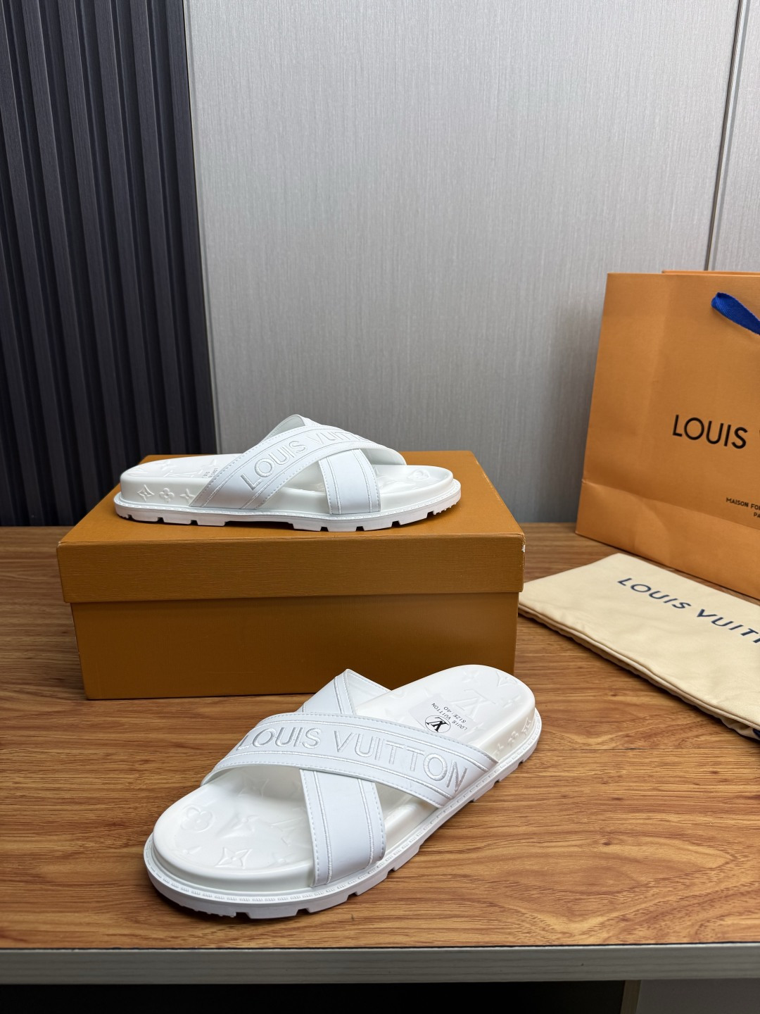 LV Style Men's Shoes style reference detail image 4 from source 780920