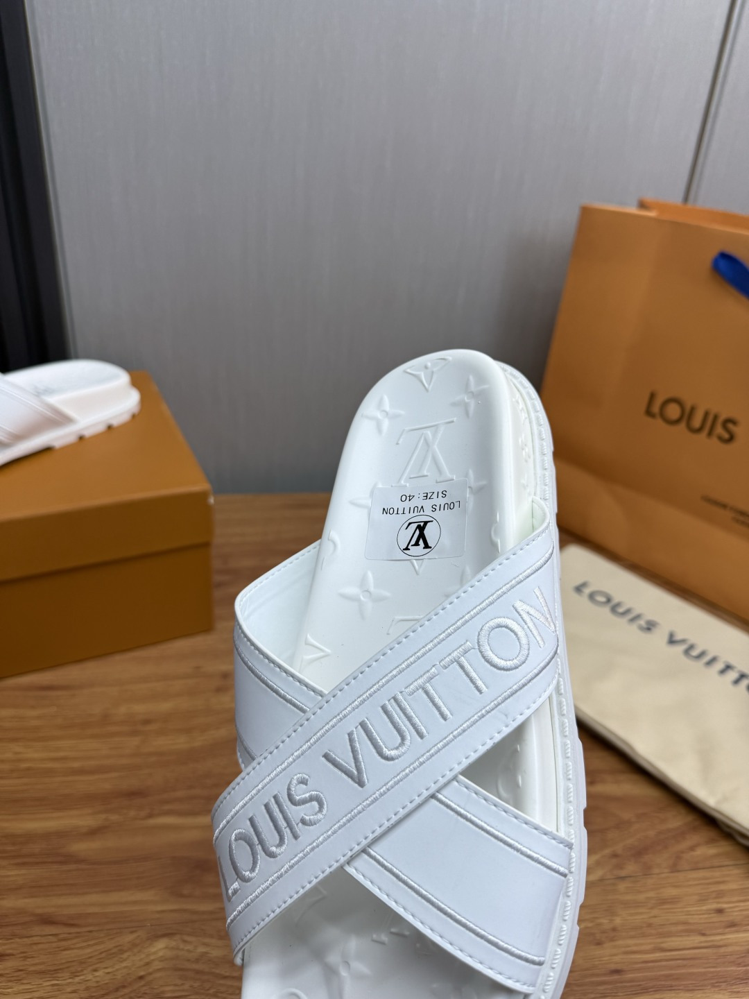 LV Style Men's Shoes style reference detail image 8 from source 780920