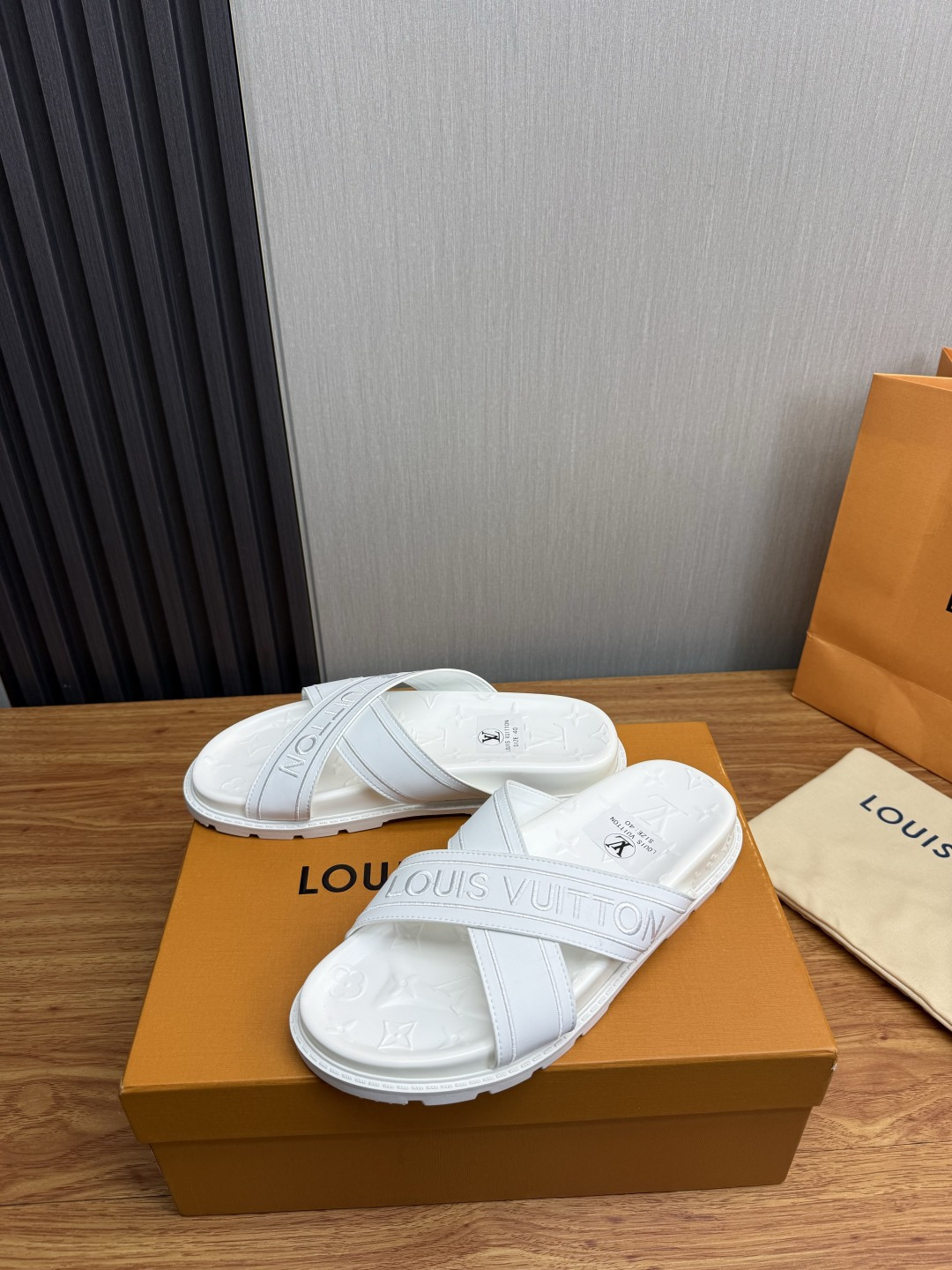 LV Style Men's Shoes style reference detail image 3 from source 780920
