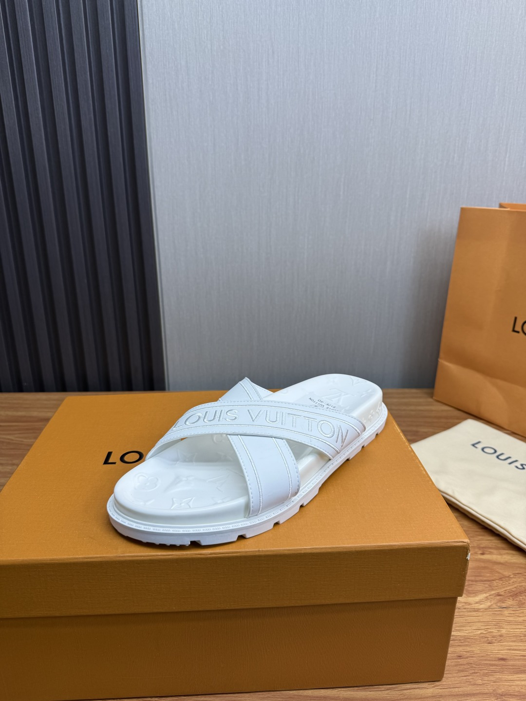 LV Style Men's Shoes style reference detail image 1 from source 780920
