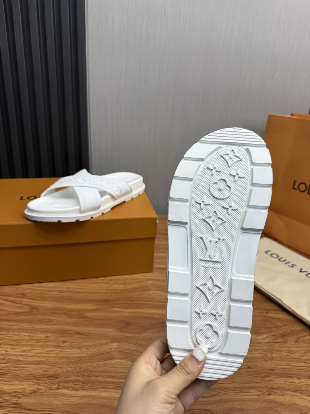 LV Style Men's Shoes style reference detail image 9 from source 780920