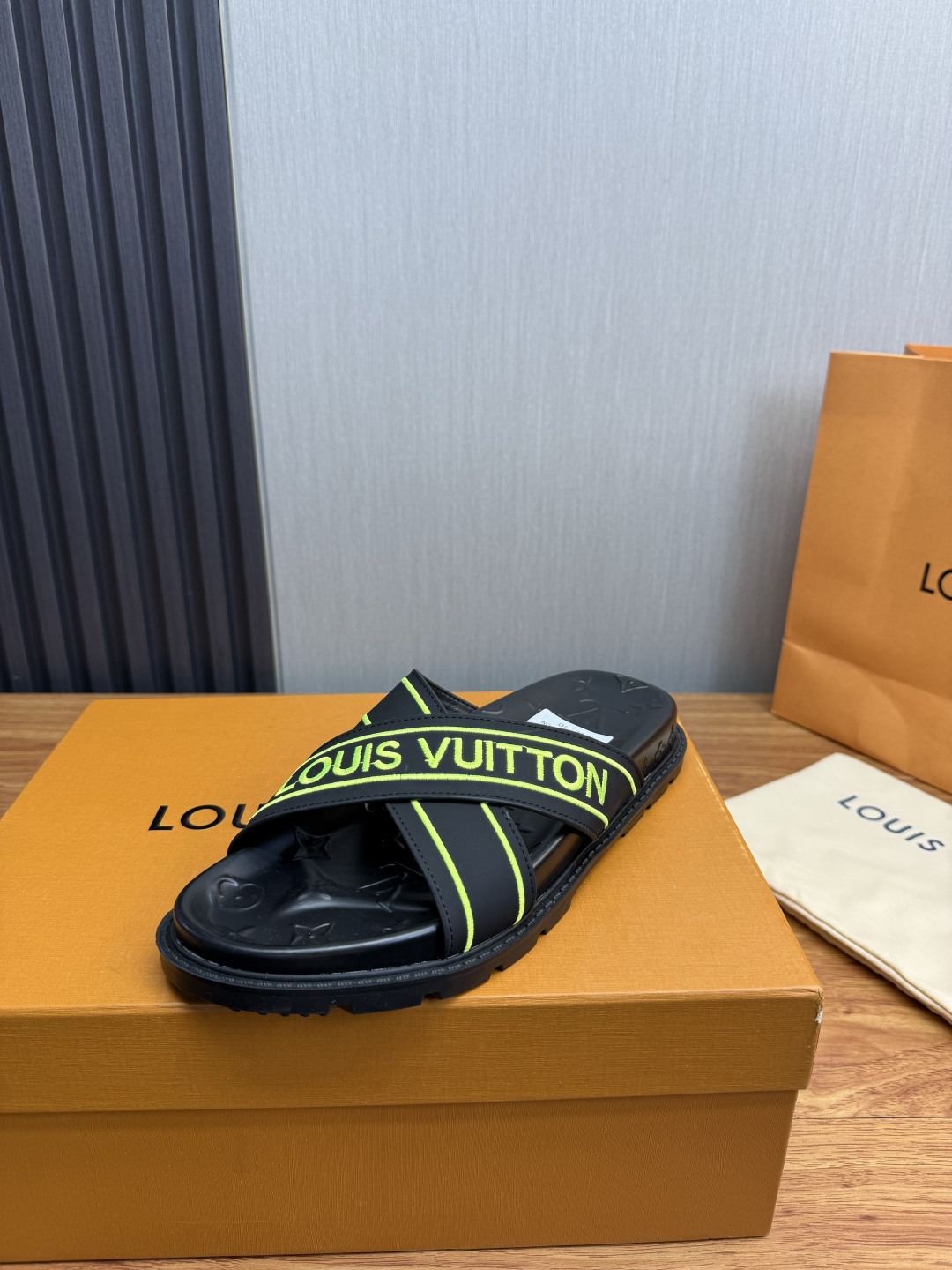 LV Style Men's Shoes style reference detail image 1 from source 780921