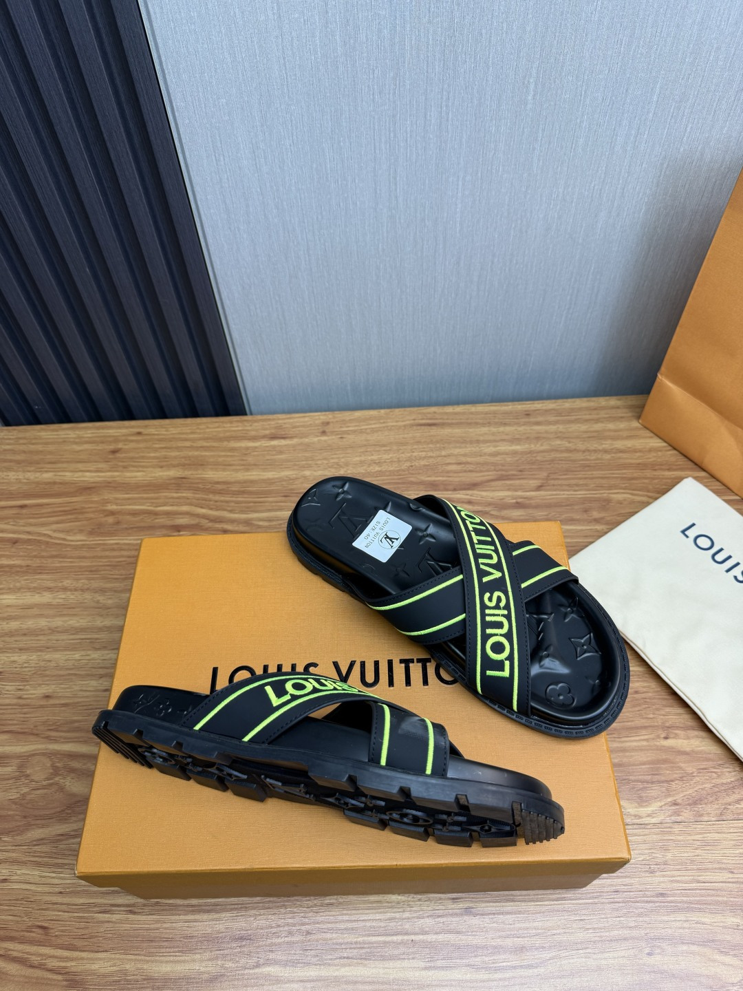LV Style Men's Shoes style reference detail image 6 from source 780921
