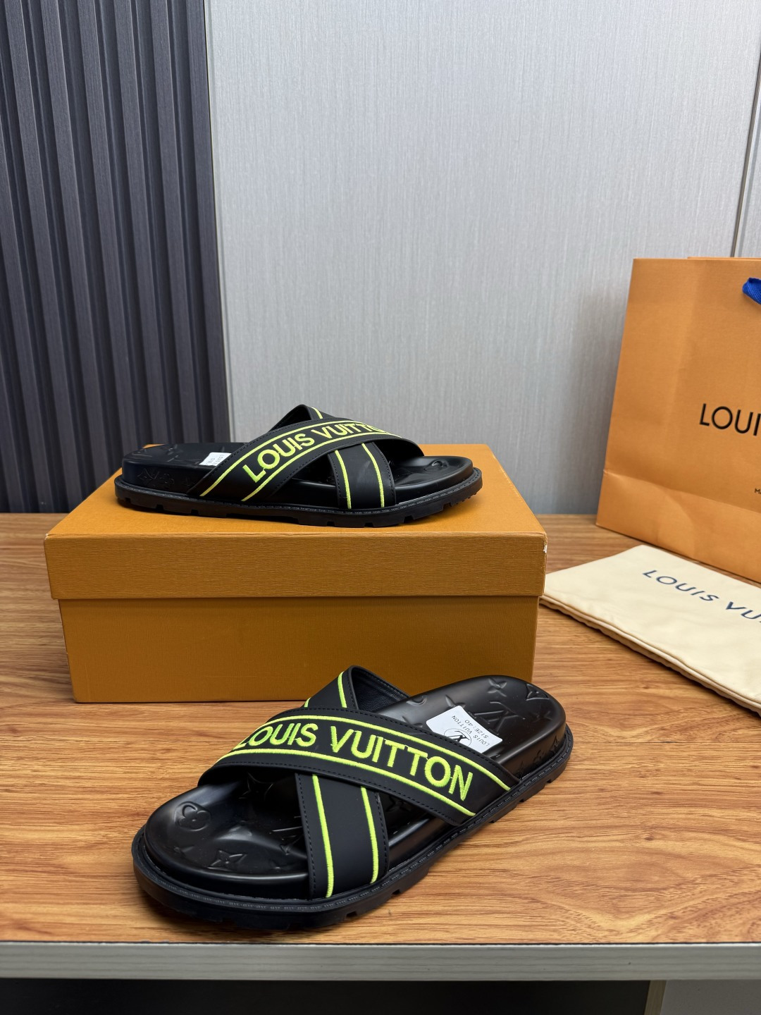 LV Style Men's Shoes style reference detail image 4 from source 780921