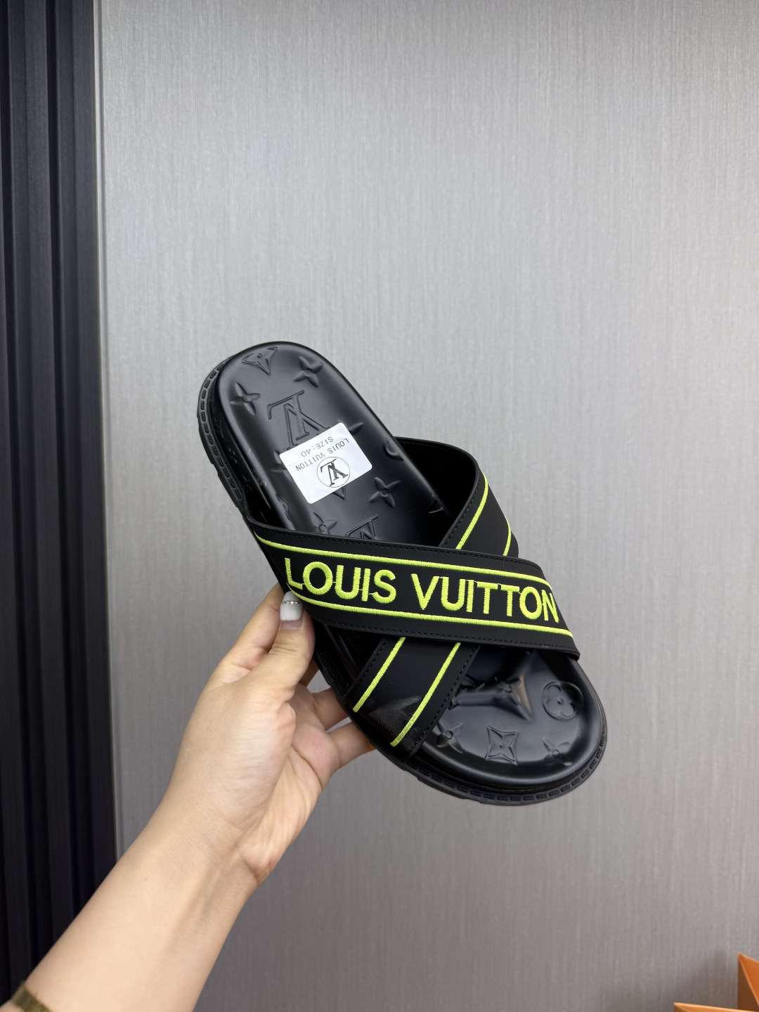LV Style Men's Shoes style reference detail image 8 from source 780921