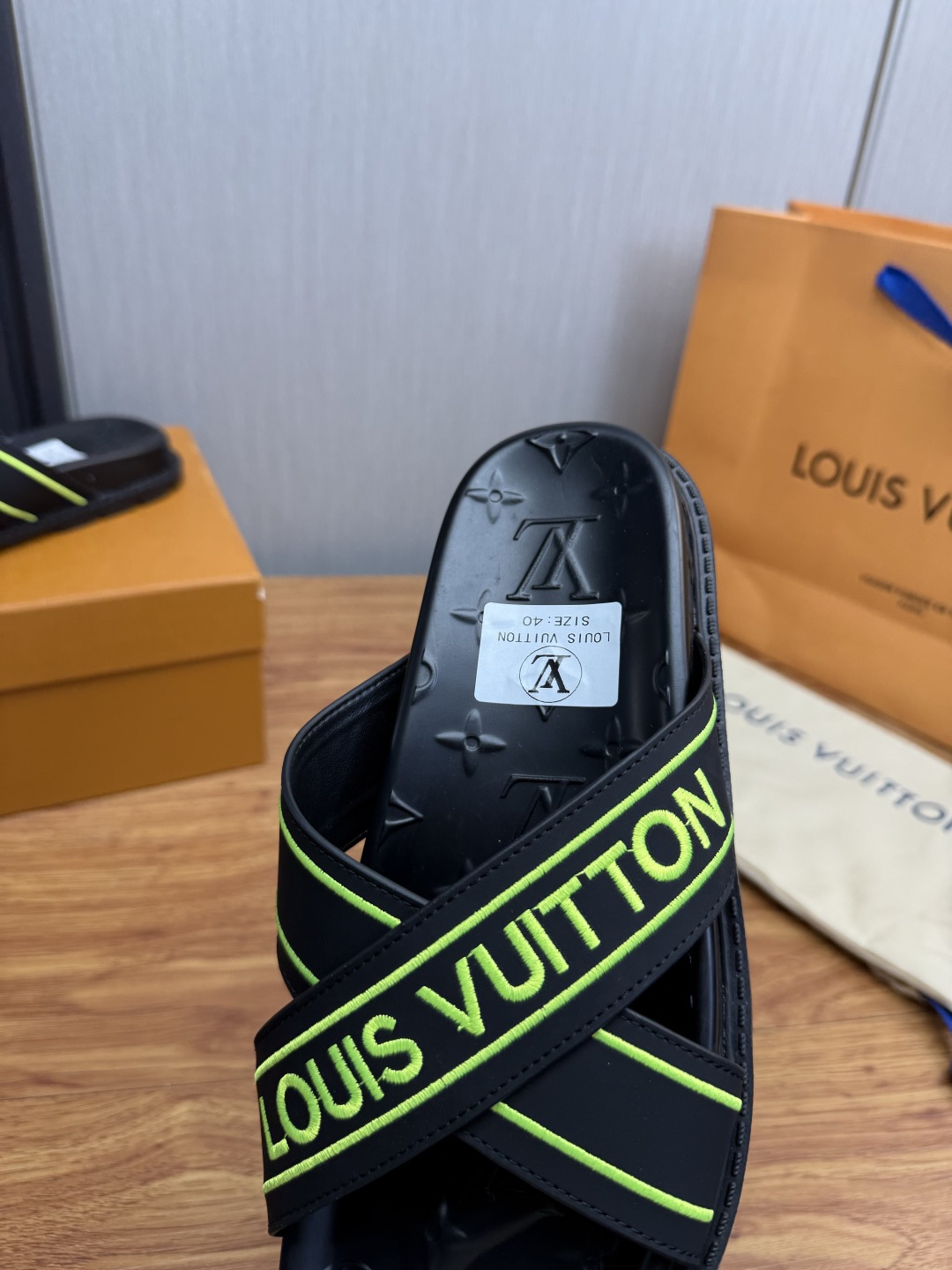 LV Style Men's Shoes style reference detail image 9 from source 780921
