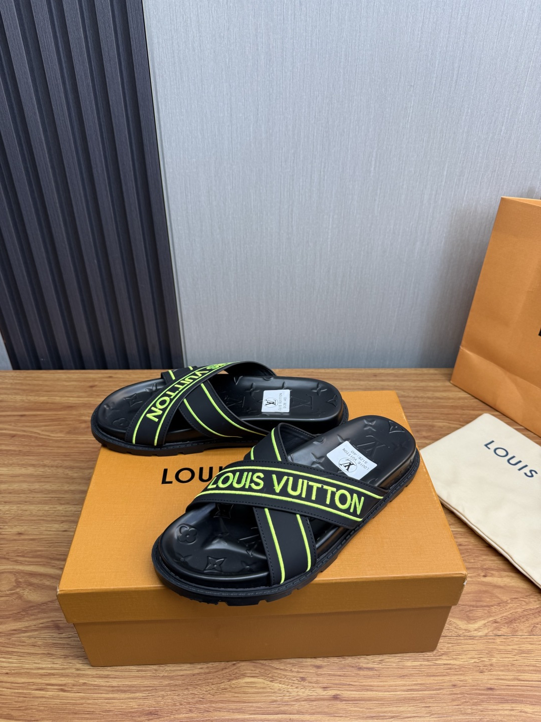LV Style Men's Shoes style reference detail image 3 from source 780921