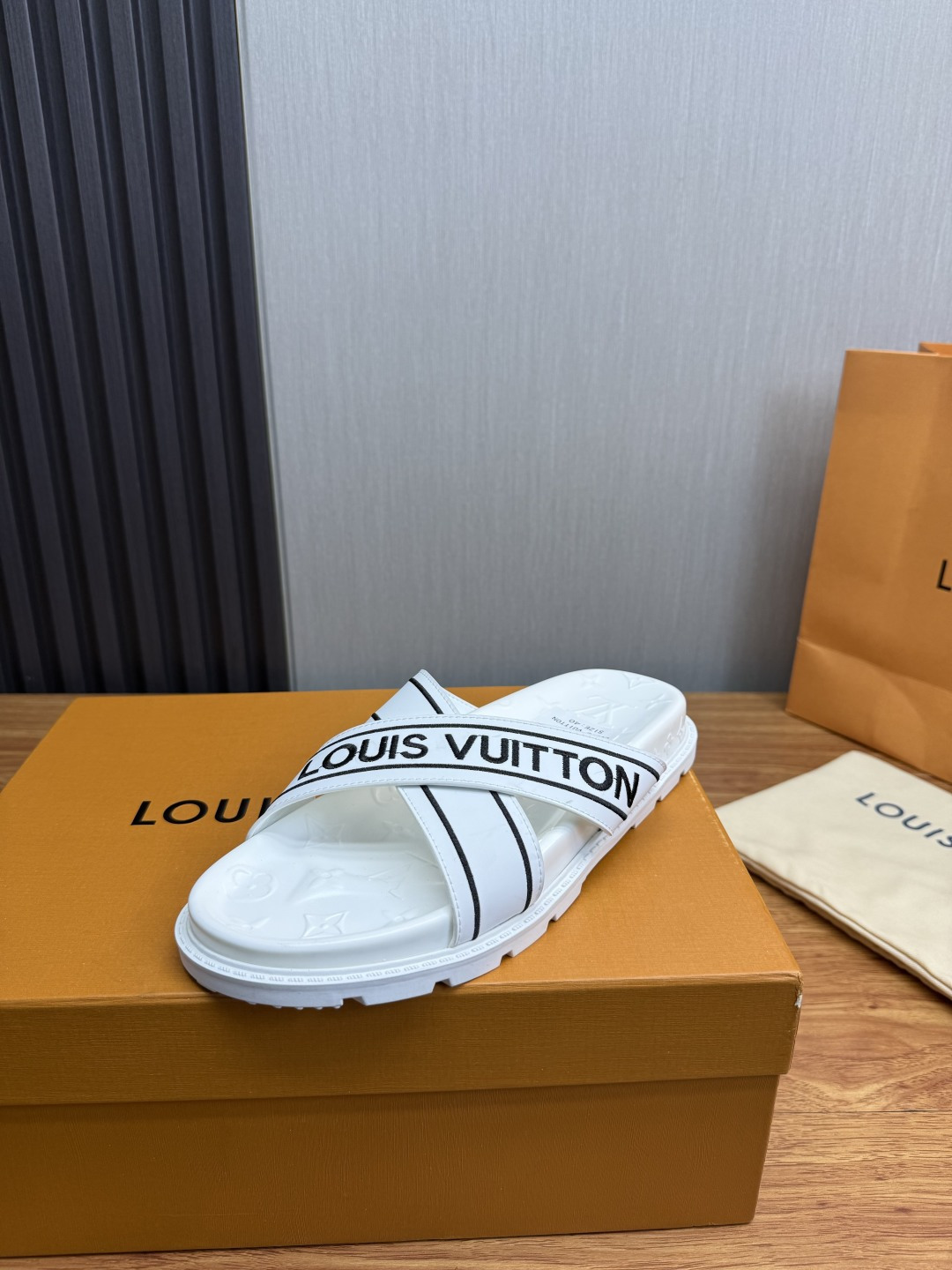 LV Style Men's Shoes style reference detail image 1 from source 780922