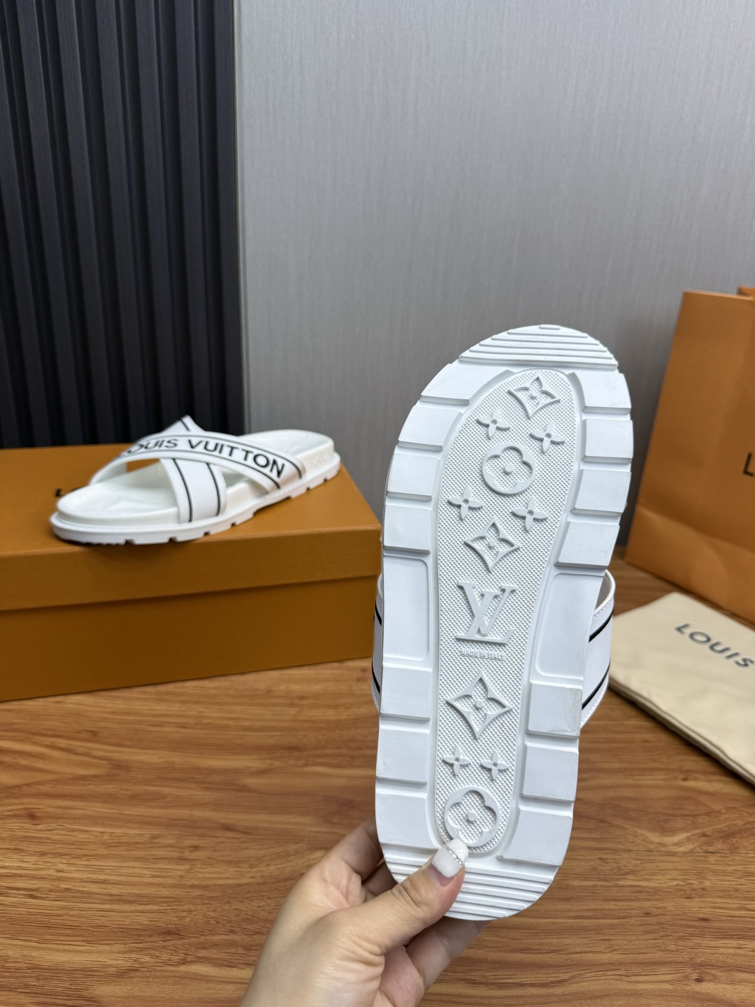 LV Style Men's Shoes style reference detail image 9 from source 780922