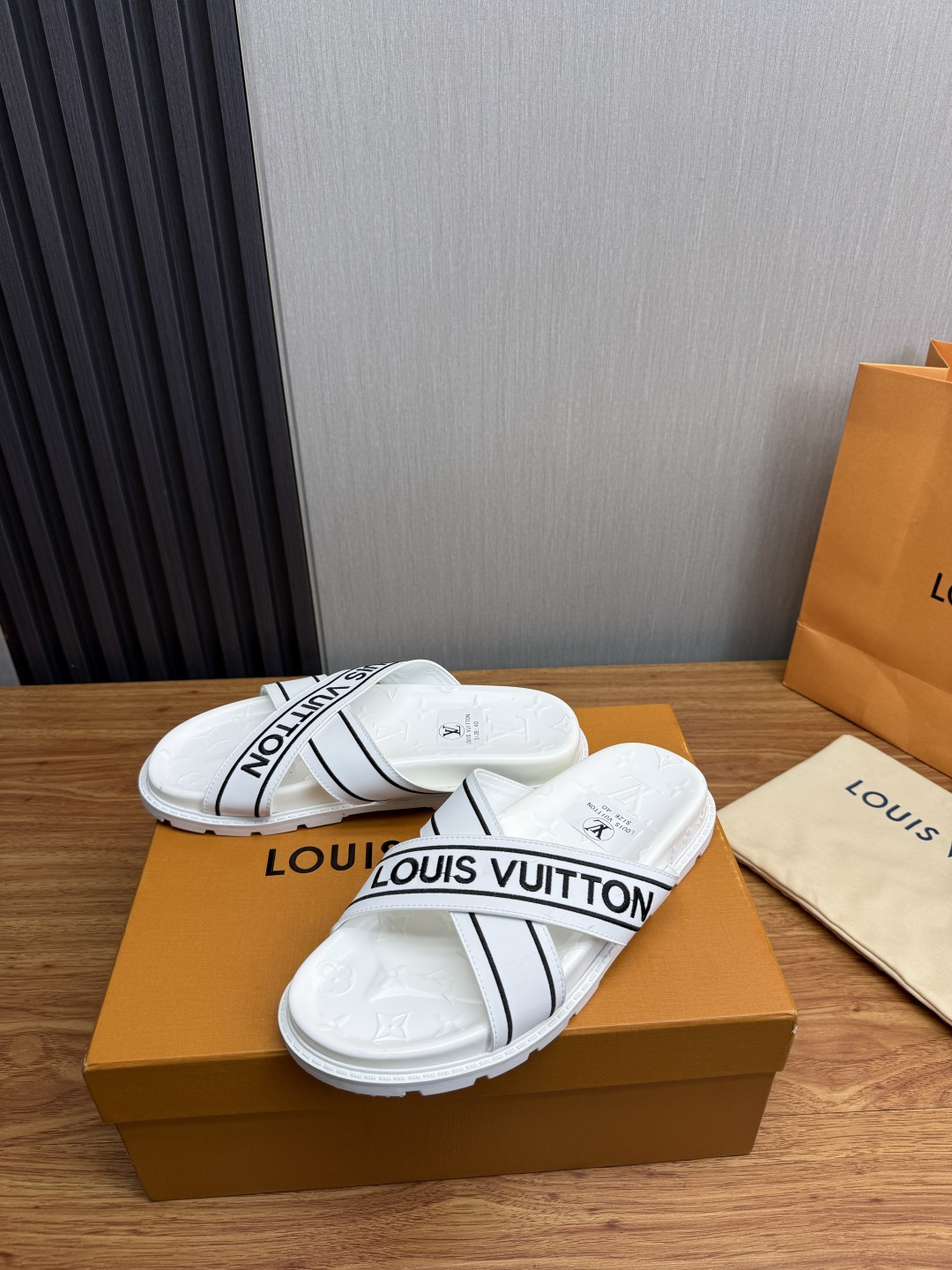 LV Style Men's Shoes style reference detail image 3 from source 780922