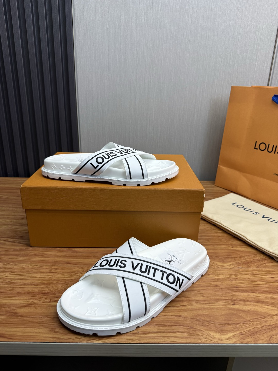 LV Style Men's Shoes style reference detail image 4 from source 780922