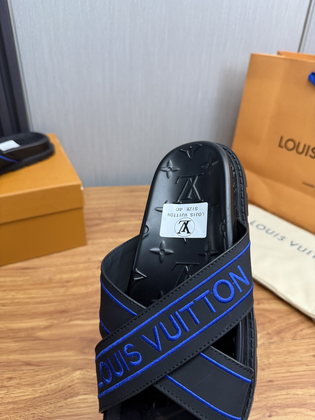 LV Style Men's Shoes style reference detail image 8 from source 780923