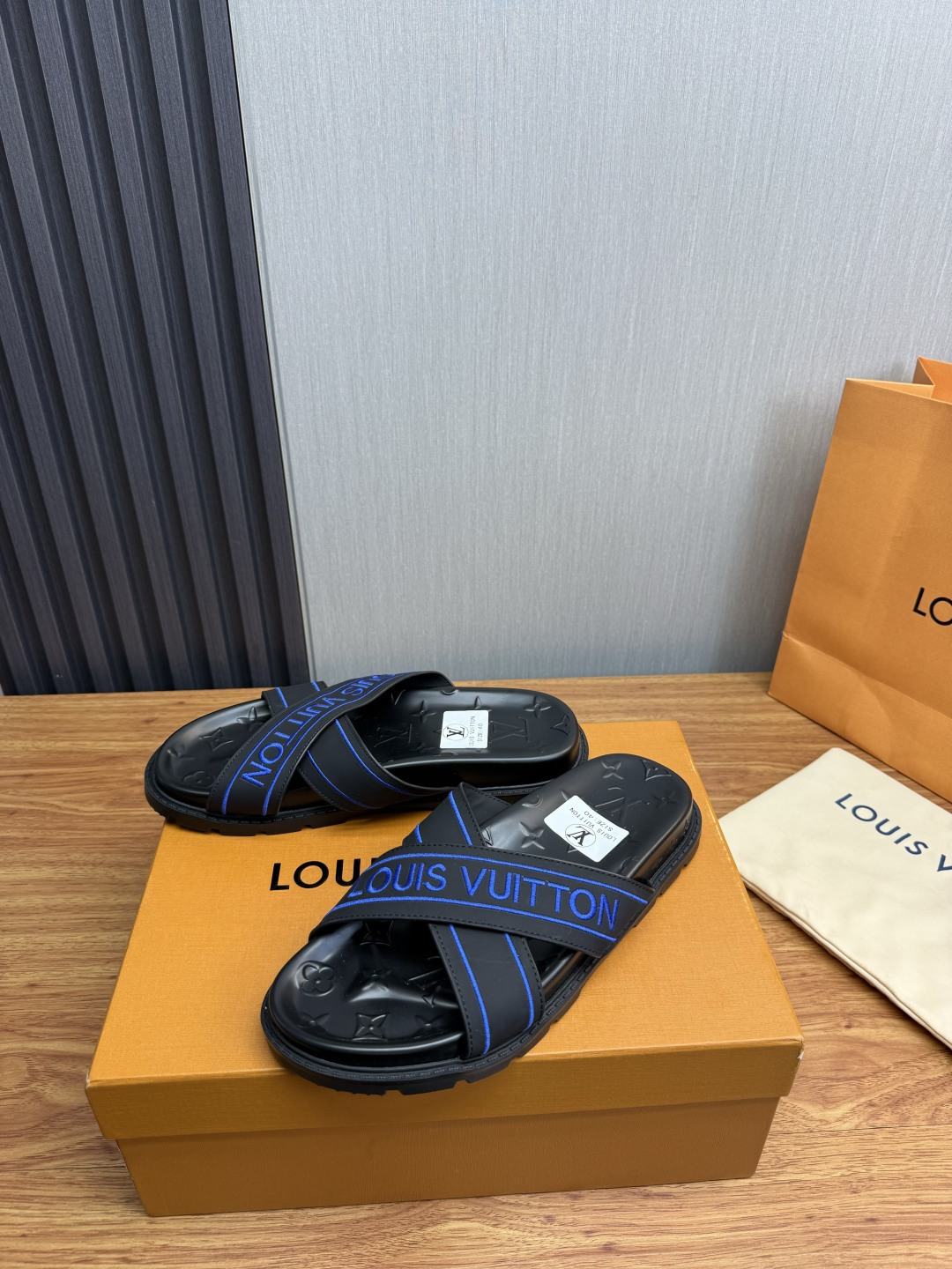 LV Style Men's Shoes style reference detail image 3 from source 780923