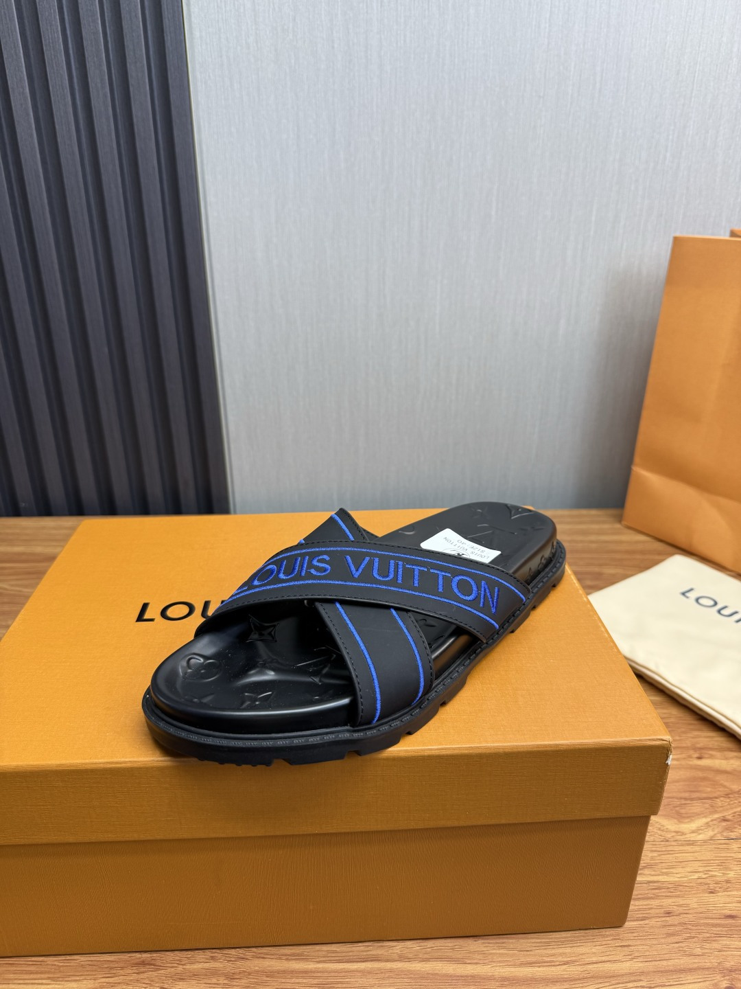 LV Style Men's Shoes style reference detail image 1 from source 780923