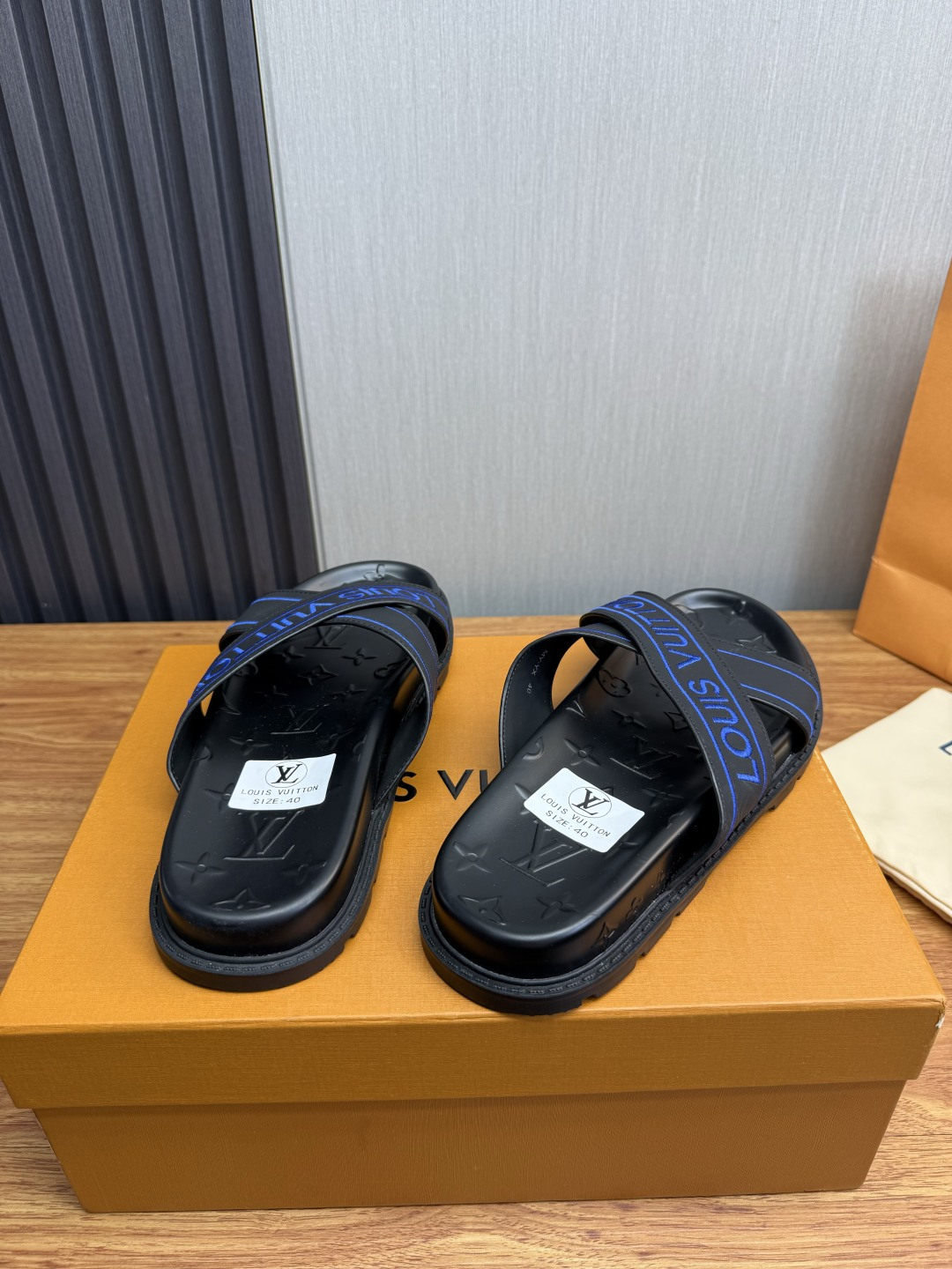 LV Style Men's Shoes style reference detail image 5 from source 780923