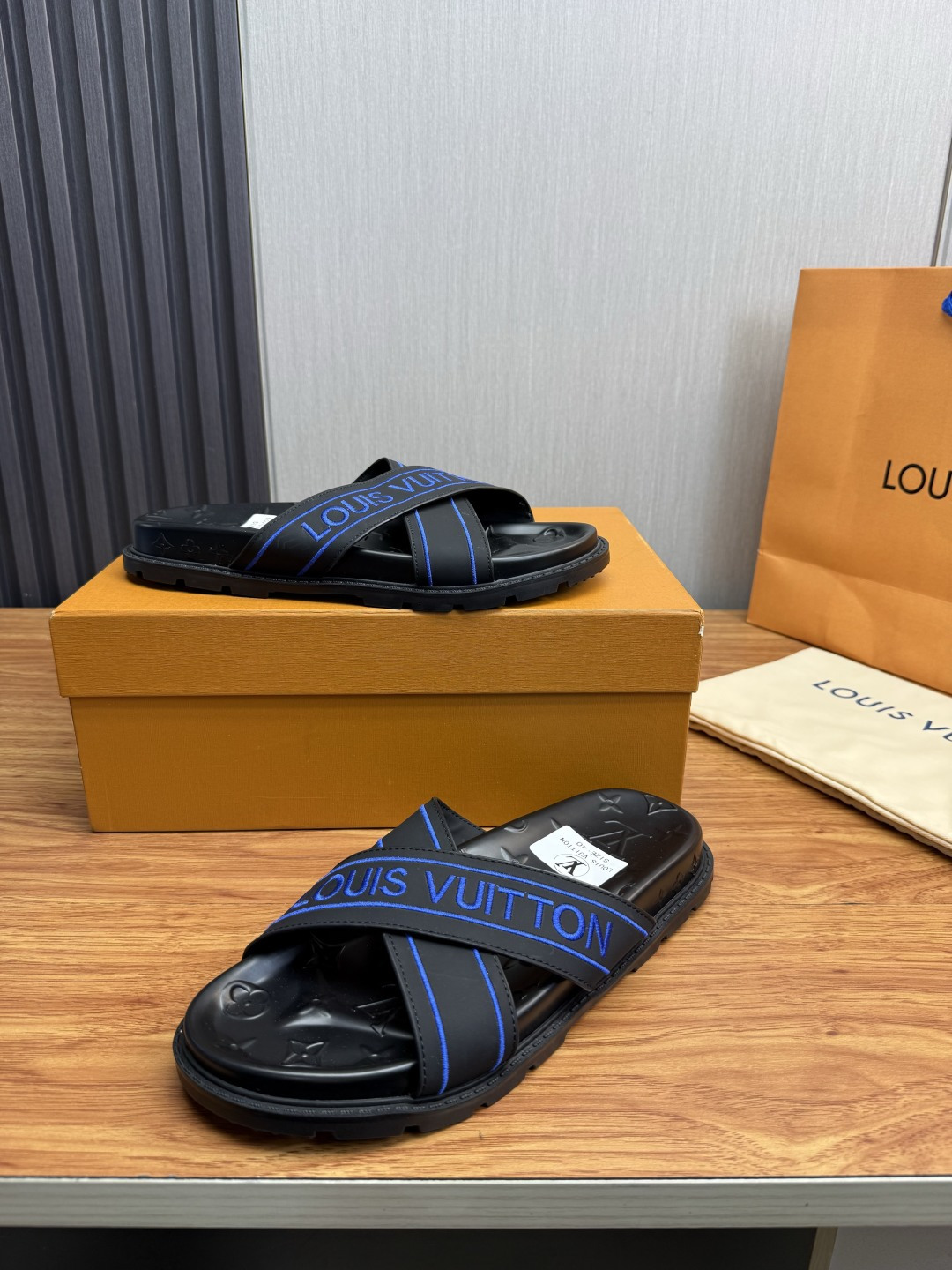LV Style Men's Shoes style reference detail image 4 from source 780923