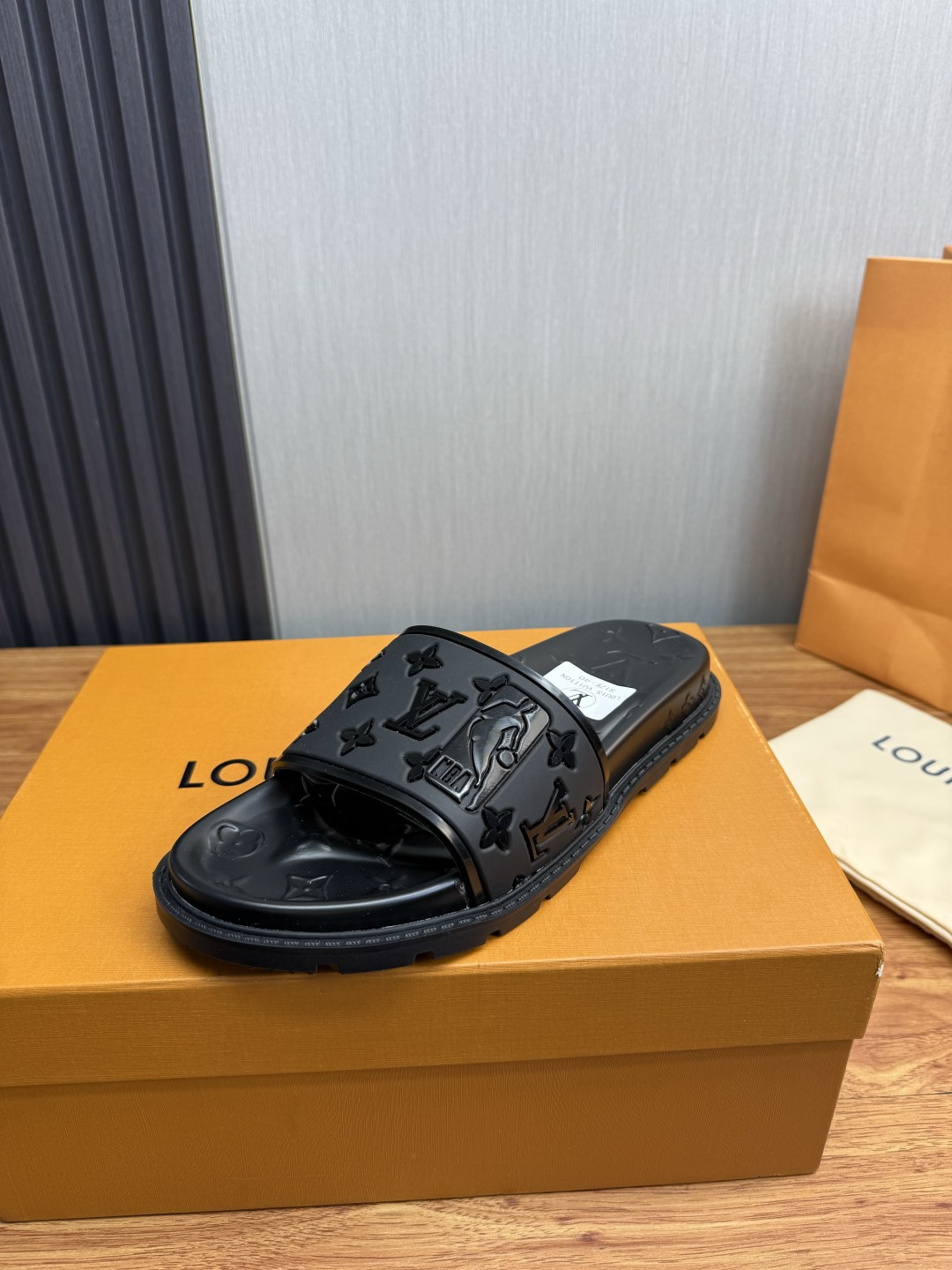 LV Style Men's Shoes style reference detail image 5 from source 780924