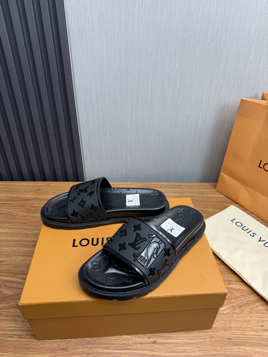 LV Style Men's Shoes style reference detail image 3 from source 780924