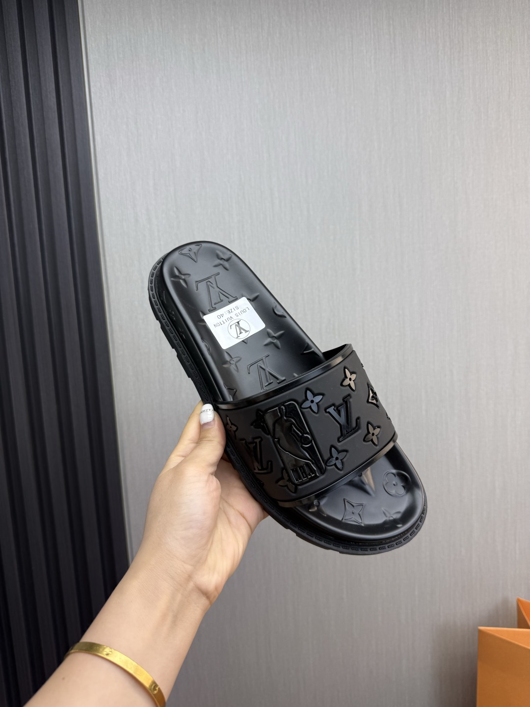 LV Style Men's Shoes style reference detail image 8 from source 780924