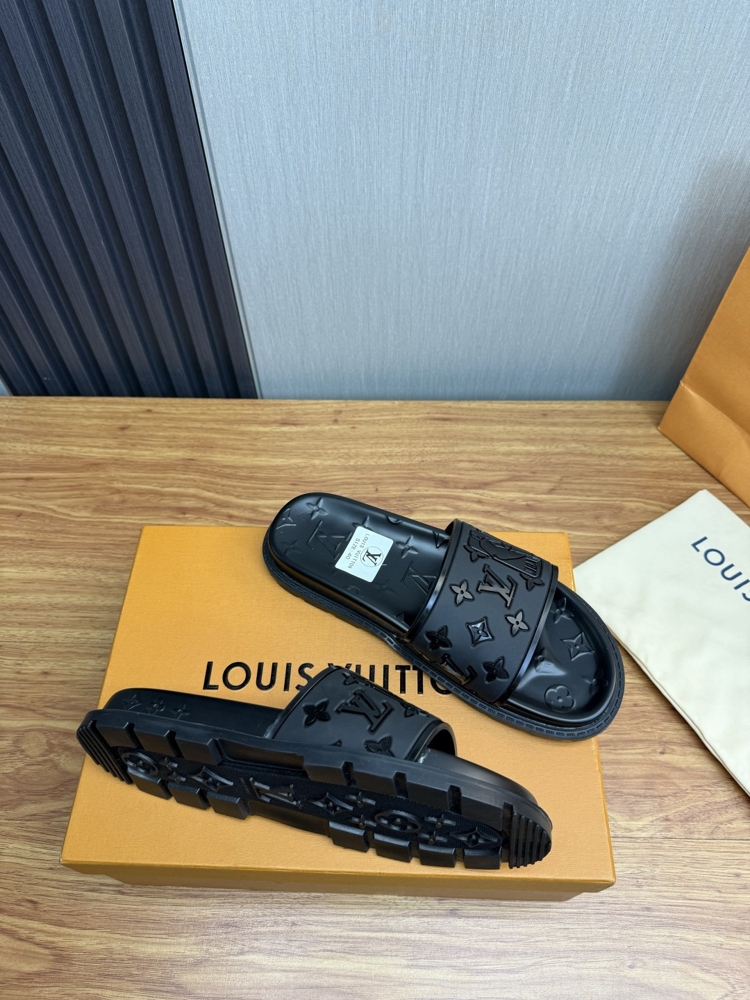 LV Style Men's Shoes style reference detail image 6 from source 780924