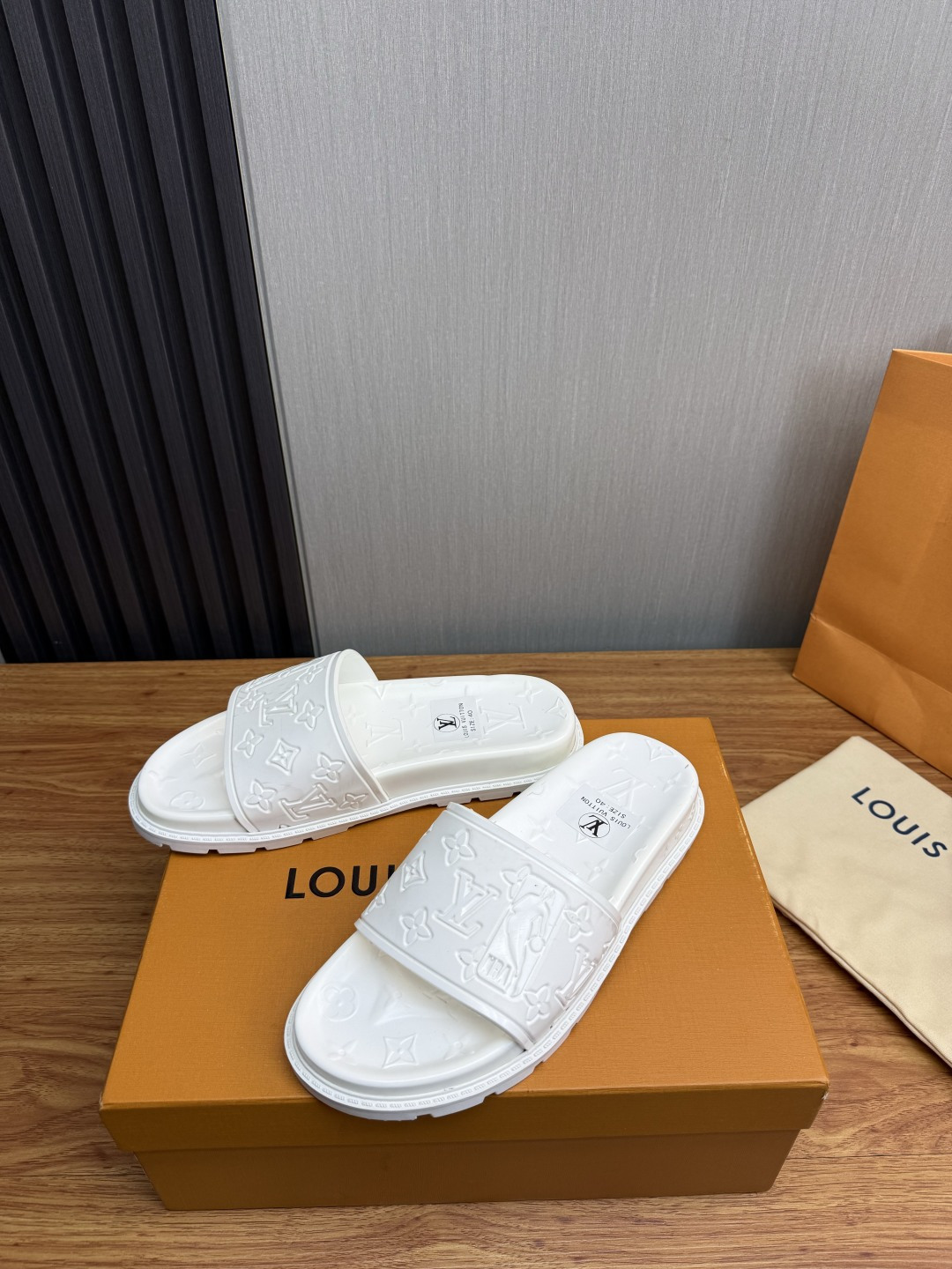 LV Style Men's Shoes style reference detail image 3 from source 780925