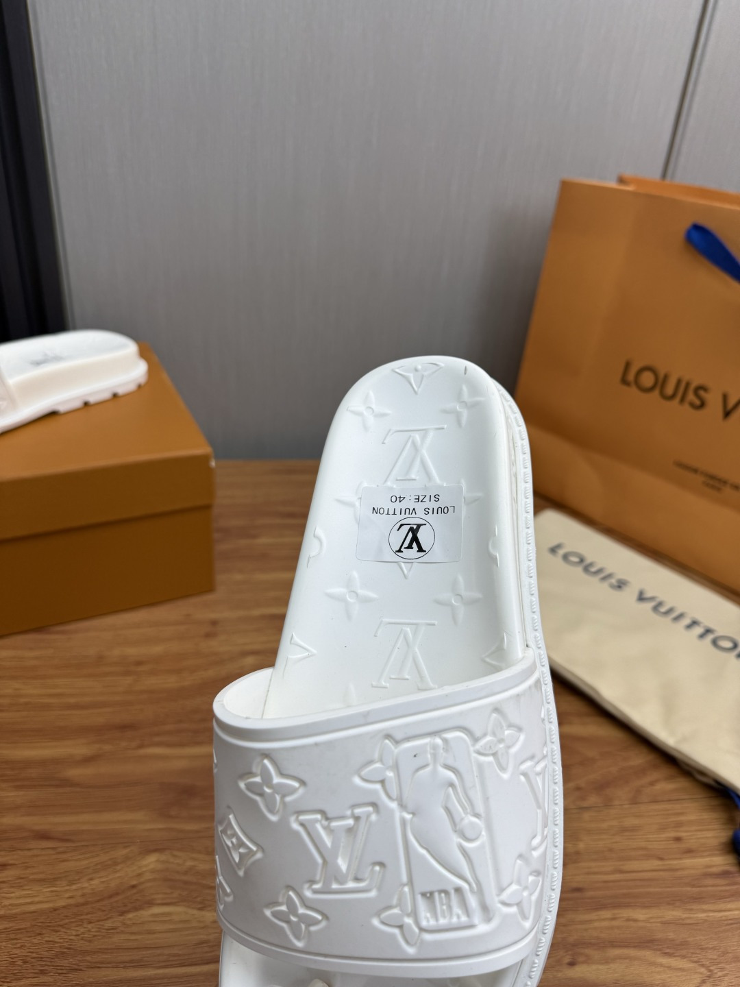 LV Style Men's Shoes style reference detail image 9 from source 780925