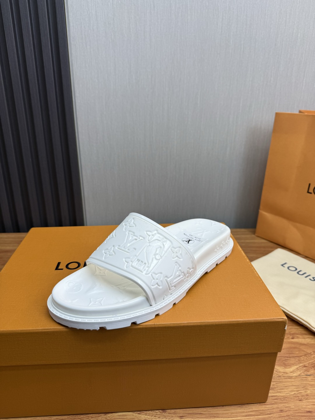 NO:886615,LV. Men's slippers official website, one-to-one production, sizes 38-45, 45 46, custom-made!  Original outsole, louis vuitton, slippers19860909LV.男拖鞋官网一比一制作 38-45码 45 46 订做！原版大底,,louis vuitton,slippers,Men's shoes
