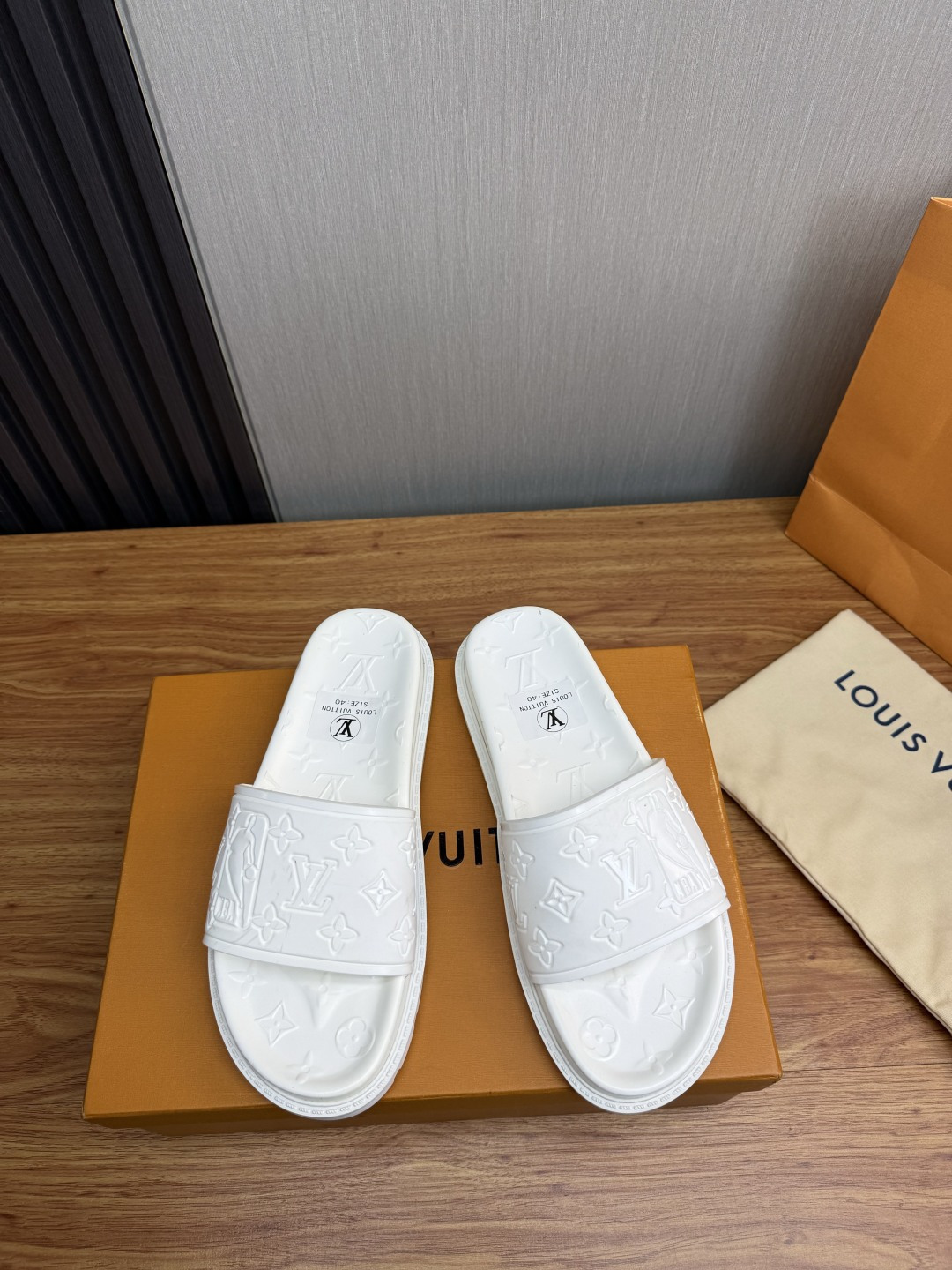 LV Style Men's Shoes style reference detail image 2 from source 780925