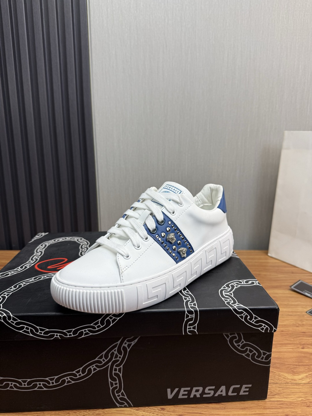 NO:930790,ＶＥＲＳＡＣ便. Couple model, fashionable leather casual sports shoes, perennial best-seller. Fabric: first-layer cowhide. Lining: sheepskin leather lining. Original outsole molded outsole. Size: 36-45 (45 customized, non-refundable),,versace,sneakers,cowhide,sheepskin19860909ＶＥＲＳＡＣＥ.范思哲.情侣款 时尚皮革休闲运动鞋 常年热卖款 面料:头层牛皮 内里:羊皮皮内里 原版大底开模大底 尺码:36-45（45定做不退换）,,versace,sneakers,cowhide,sheepskin,Men's shoes