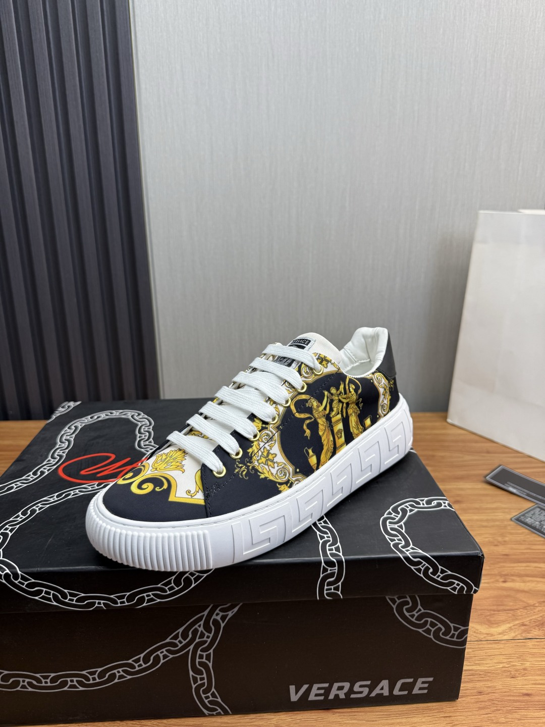 NO:930801,ＶＥＲＳＡＣＥ. Versace fashionable leather casual shoes for couples, perennial best-sellers. Fabric: first-layer brand fabric. Lining: sheepskin leather lining. Original outsole. Open mold outsole. Size: 36-45 (45 is custom-made and cannot be returned or exchanged),,versace,sheepskin19860909ＶＥＲＳＡＣＥ.范思哲时尚皮革情侣休闲鞋 常年热卖款 面料:头层品牌面料 内里:羊皮皮内里 原版大底开模大底 尺码:36-45（45定做不退换）,,versace,sheepskin,Men's shoes