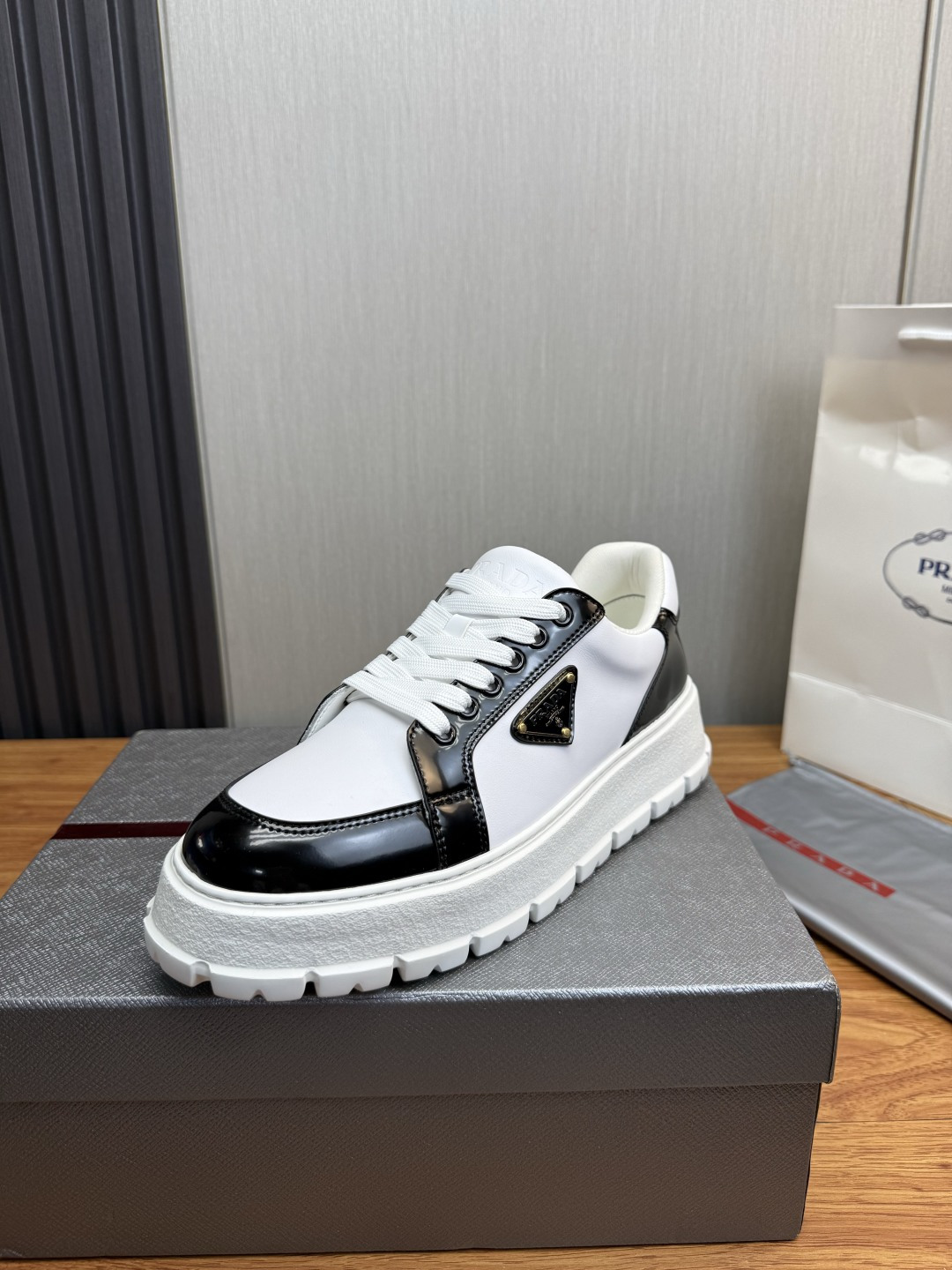 NO:831575,[PRAD*Prada] Popular men's shoes in the counter, official website 1:1 production, imported cowhide fabric stitching, cowhide lining, original factory special sole, 38-45 (45 customized, non-returnable),, prada, prada, cowhide19860909【PRAD*普拉达】专柜爆款男鞋,官网1:1制作,进口牛皮面料拼接,牛皮内里 原厂特供原版底,38-45（45订做不退换）,,prada,prada,cowhide,Men's shoes