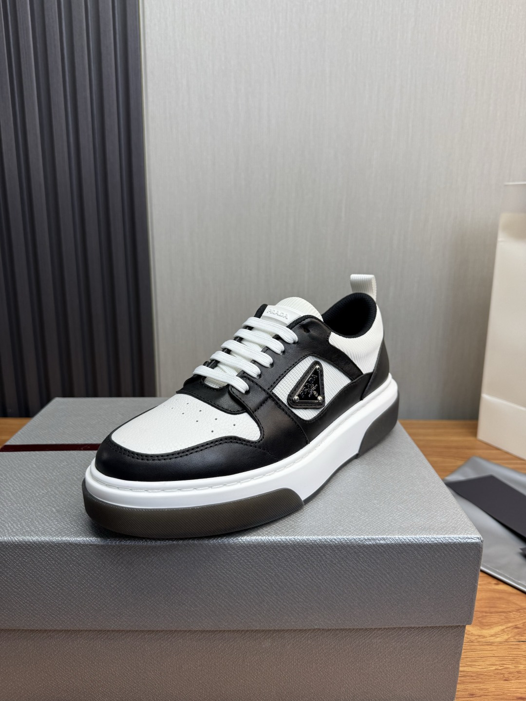 NO:831883,[PRAD*Prada] Popular men's shoes in the counter, official website 1:1 production, imported cowhide fabric stitching, cowhide lining, original factory special sole, 38-45 (45 customized, non-returnable),, prada, prada, cowhide19860909【PRAD*普拉达】专柜爆款男鞋,官网1:1制作,进口牛皮面料拼接,牛皮内里 原厂特供原版底,38-45（45订做不退换）,,prada,prada,cowhide,Men's shoes